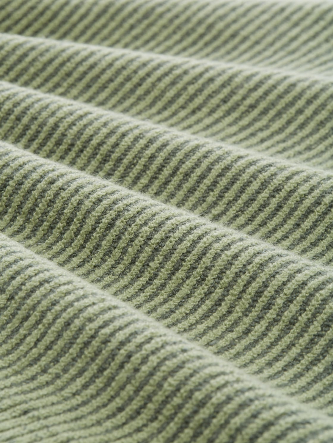 Gerippter Pullover mit Stehkragen - pale bark green rib structure - Material-Ansicht