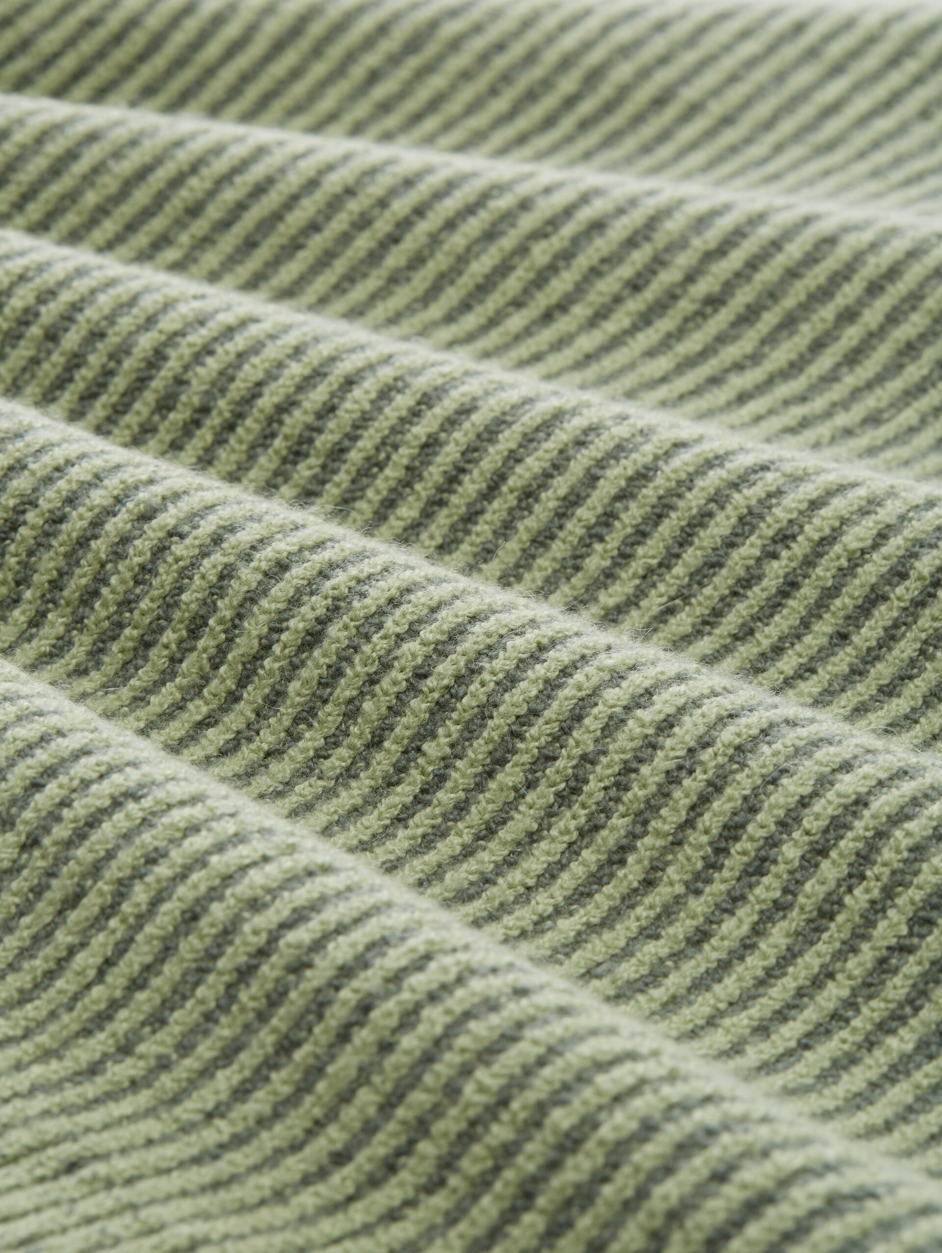Gerippter Pullover mit Stehkragen - pale bark green rib structure - Material-Ansicht