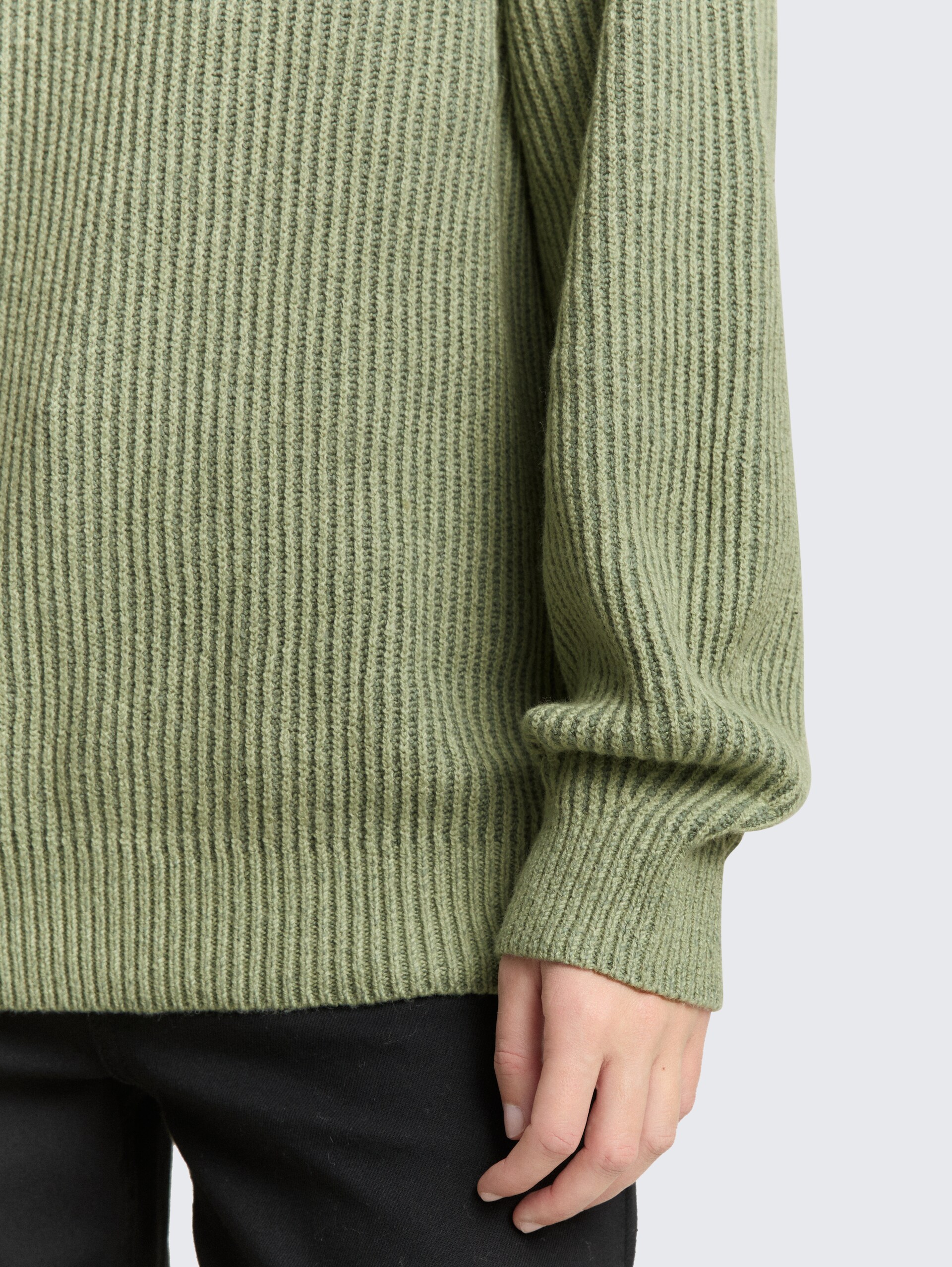 Gerippter Pullover mit Stehkragen - pale bark green rib structure - Detail-Model-Ansicht