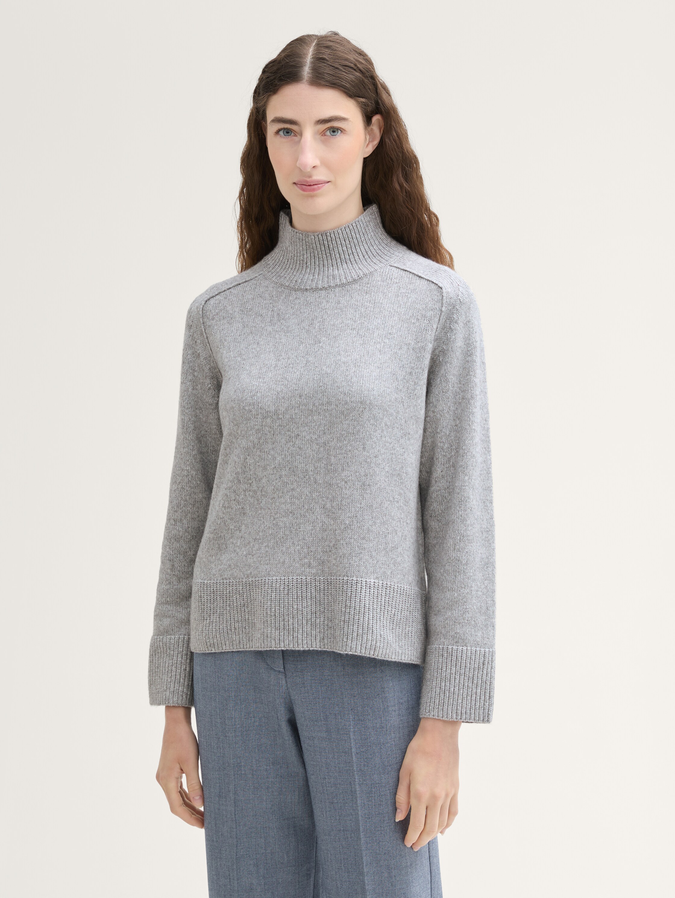 Zachte gebreide trui met opstaande kraag - medium_silver_grey_melange - 