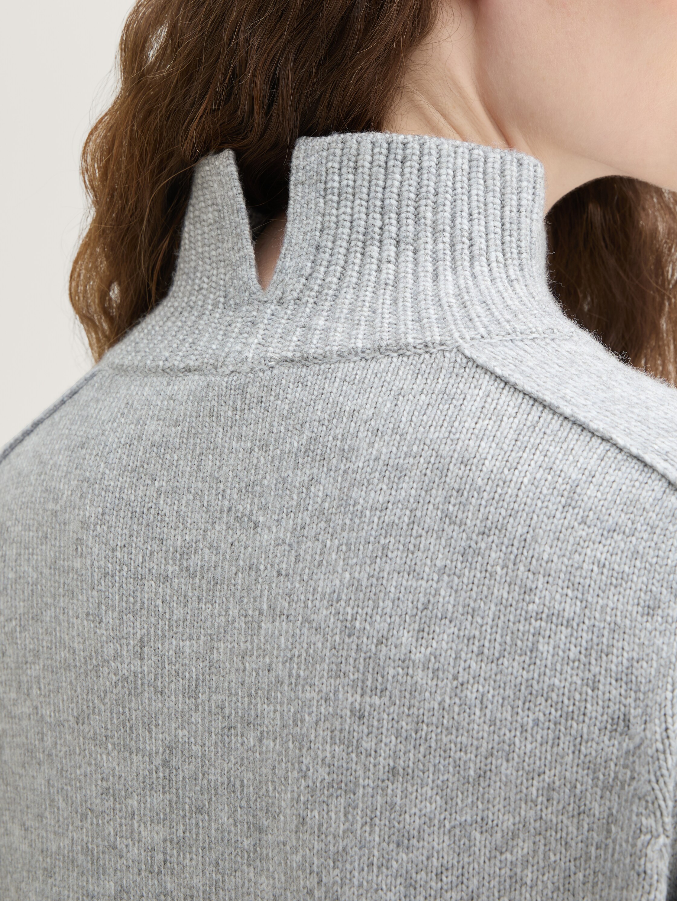 Zachte gebreide trui met opstaande kraag - medium_silver_grey_melange - 