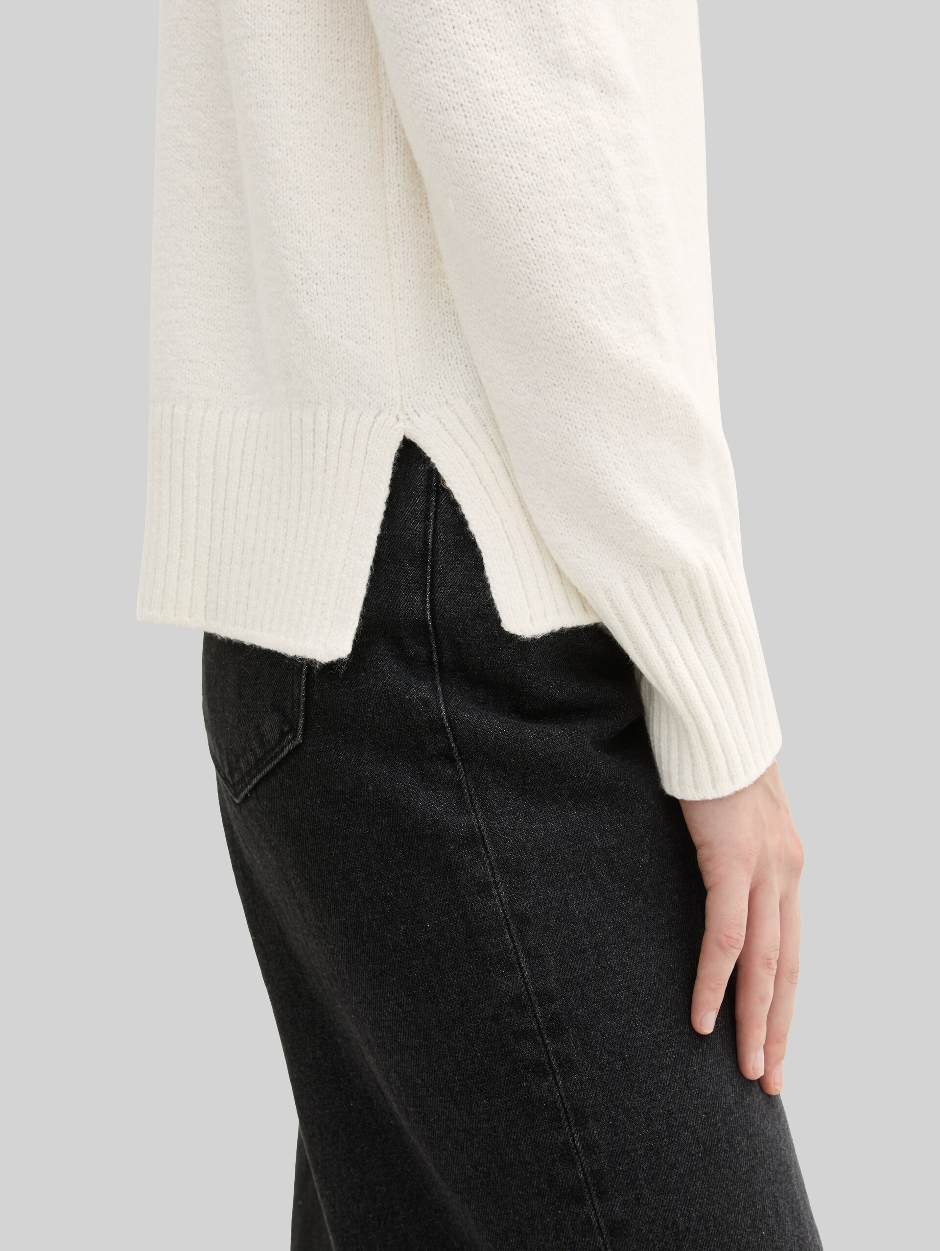 Strickpullover mit Zopfmuster - Whisper White - Detail-Model-Ansicht