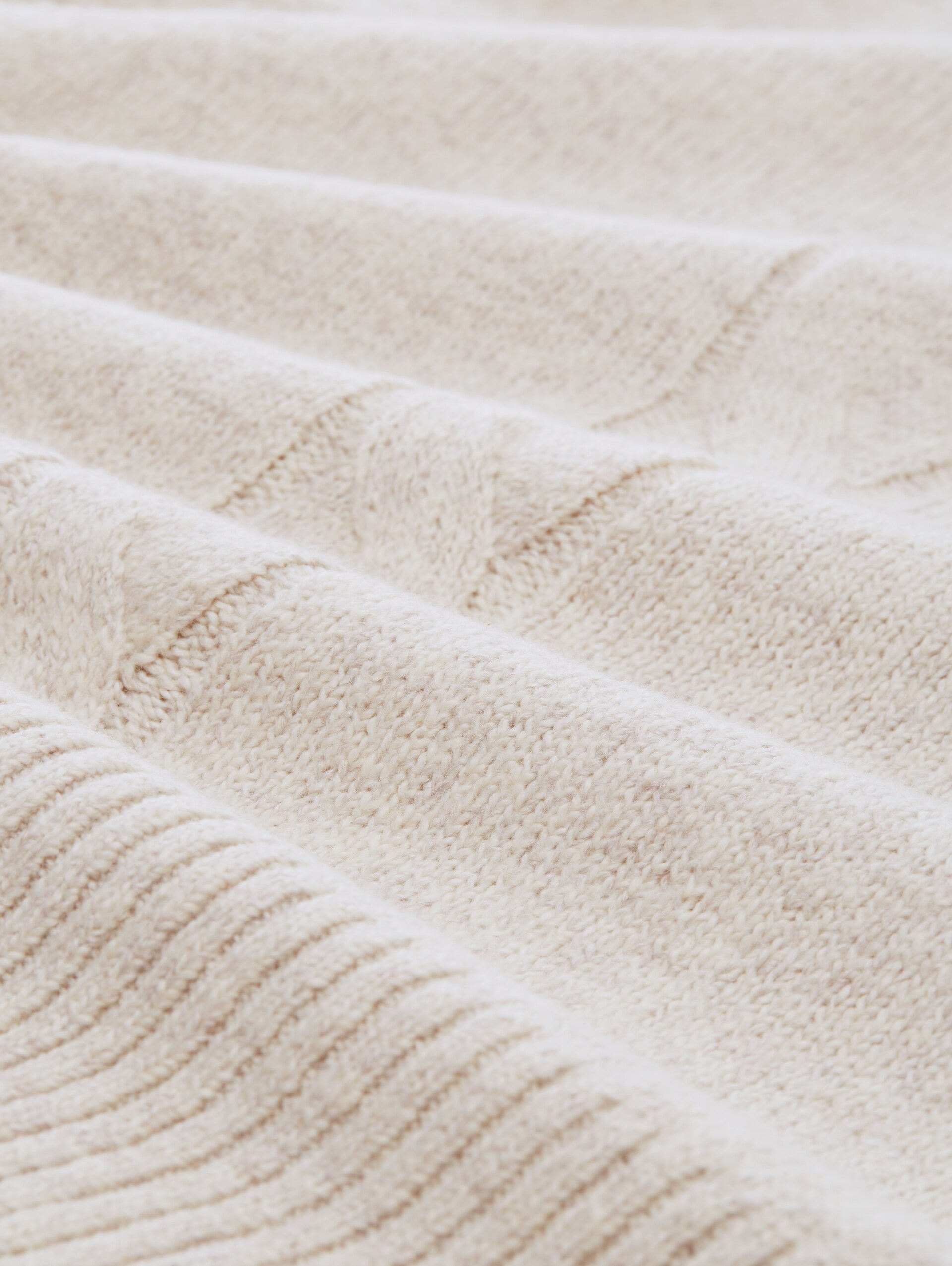 Strickpullover mit Zopfmuster - doeskin melange - Material-Ansicht