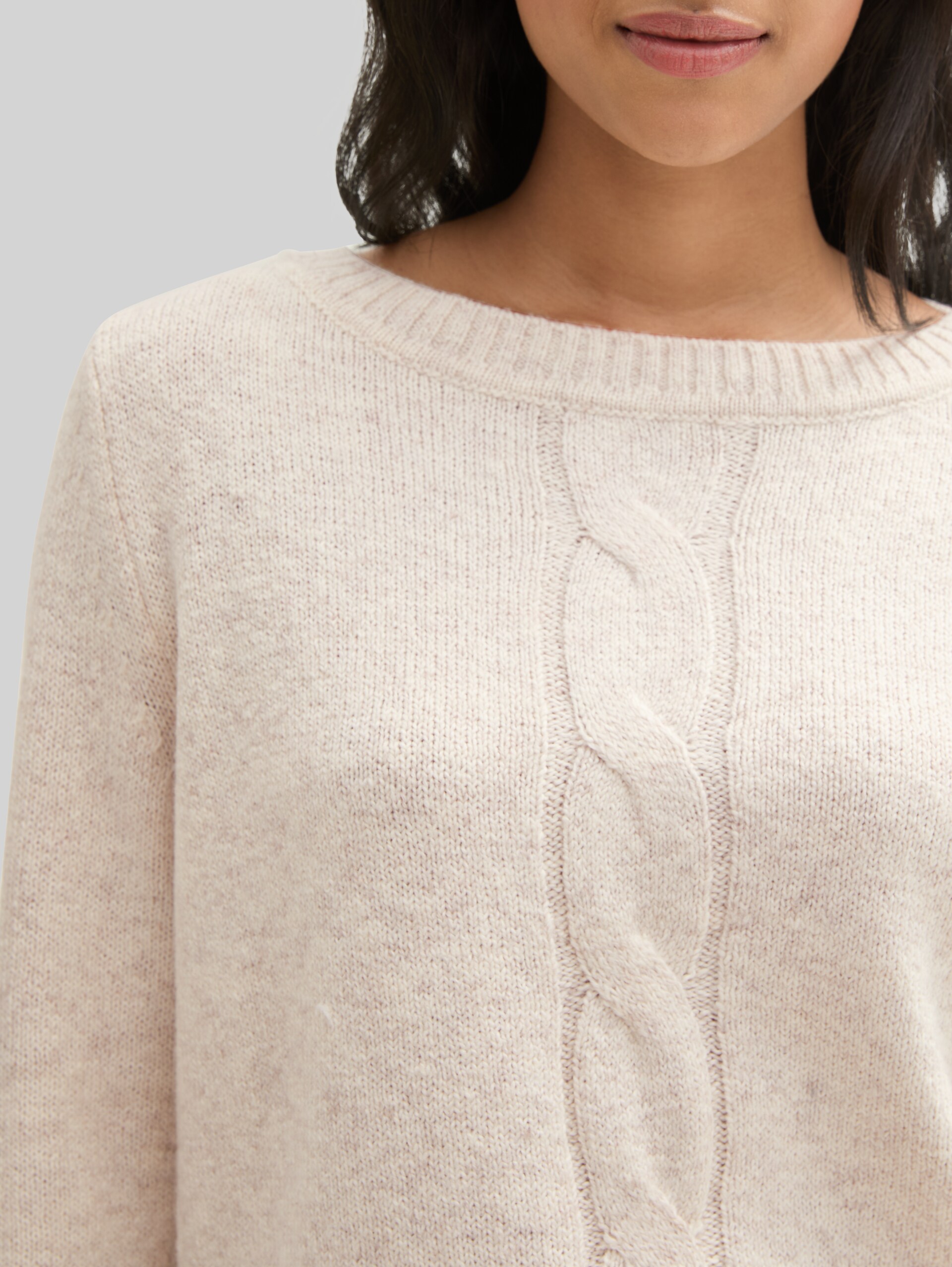 Strickpullover mit Zopfmuster - doeskin melange - Detail-Model-Ansicht