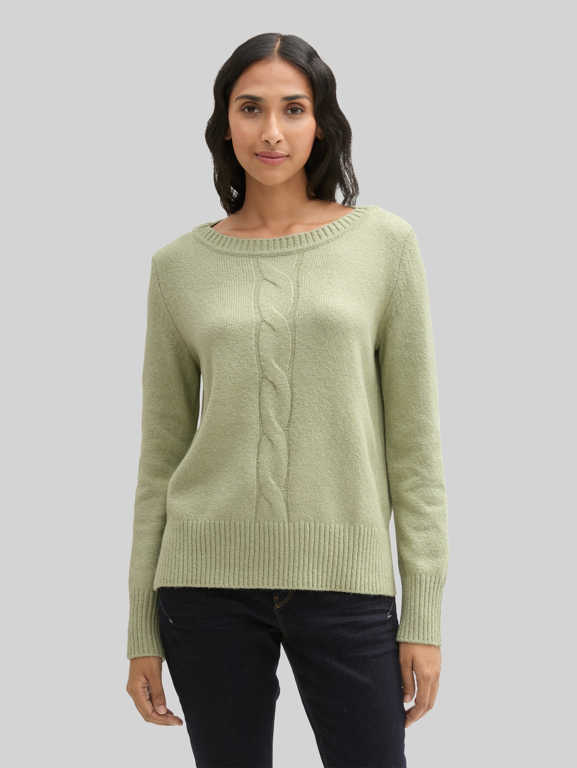 Strickpullover mit Zopfmuster - pure sage melange - Ausschnitt Model-Vorderansicht