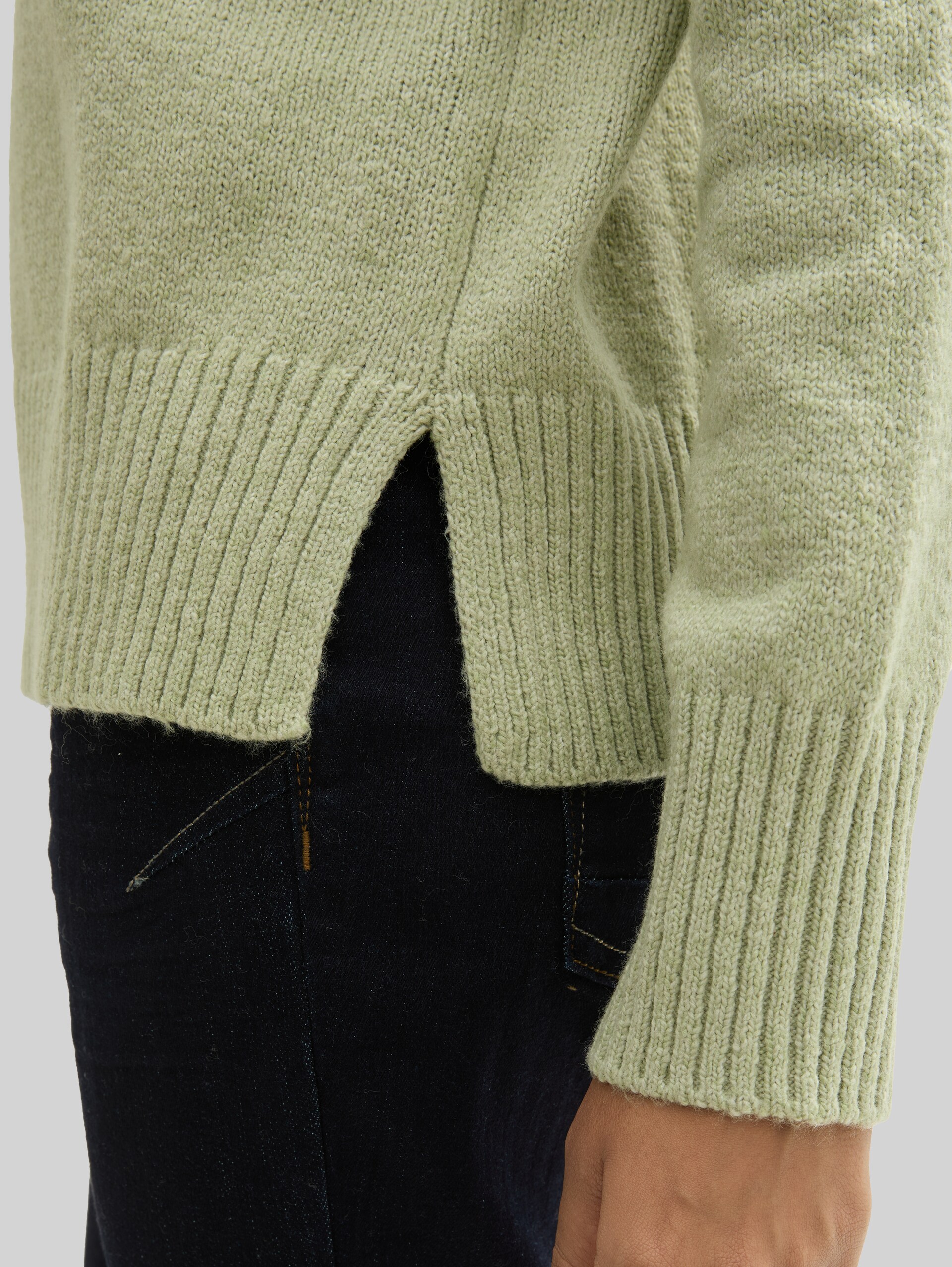 Strickpullover mit Zopfmuster - pure sage melange - Detail-Model-Ansicht