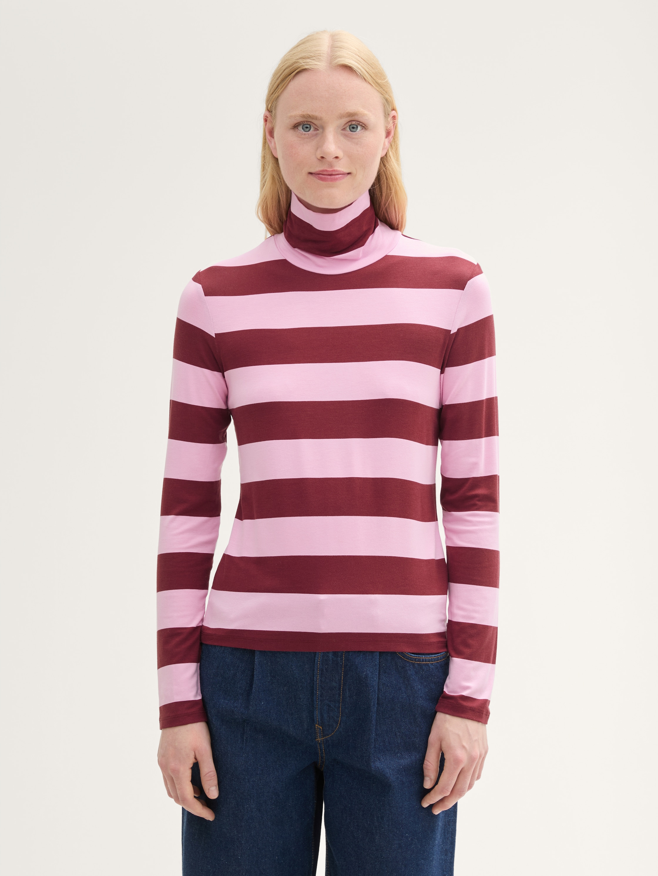 Rollkragen Shirt mit LENZING™ ECOVERO™ - dark red pink stripe - Ausschnitt Model-Vorderansicht