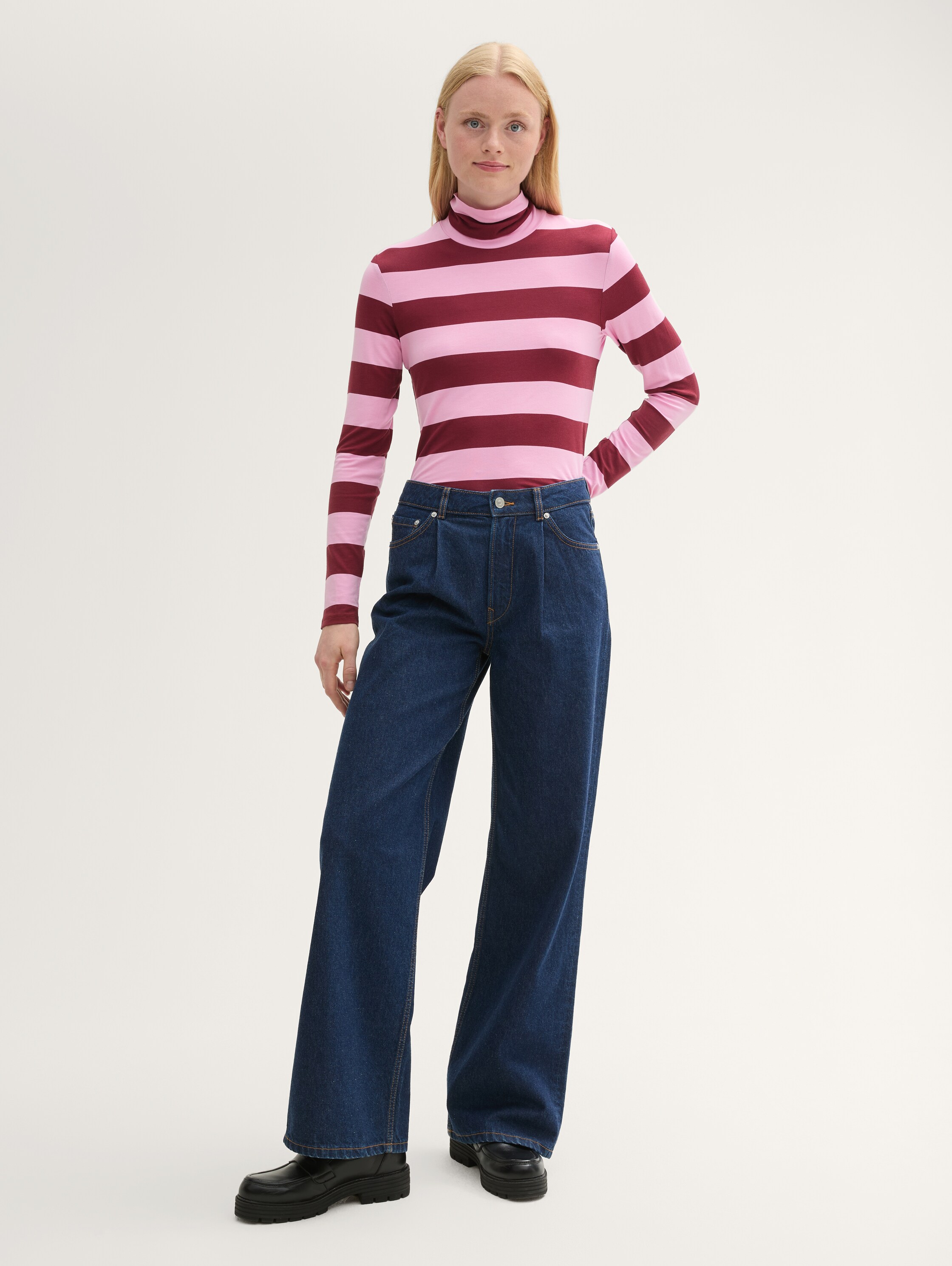 Rollkragen Shirt mit LENZING™ ECOVERO™ - dark red pink stripe - Model-Vorderansicht