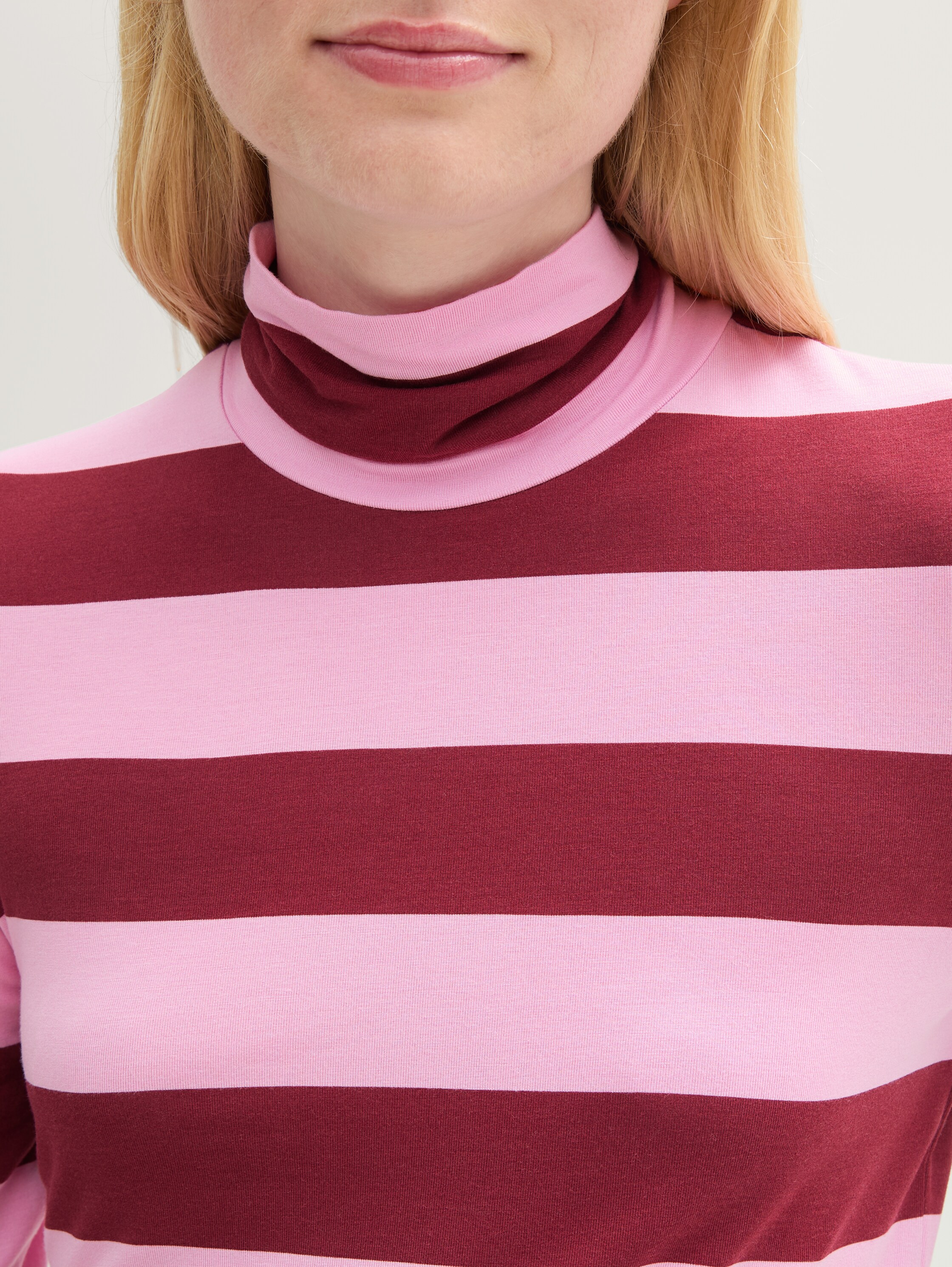Rollkragen Shirt mit LENZING™ ECOVERO™ - dark red pink stripe - Detail-Model-Ansicht