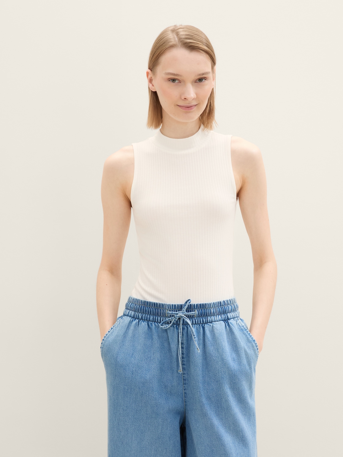 Ripp Top mit Stehkragen - off white - Ausschnitt Model-Vorderansicht