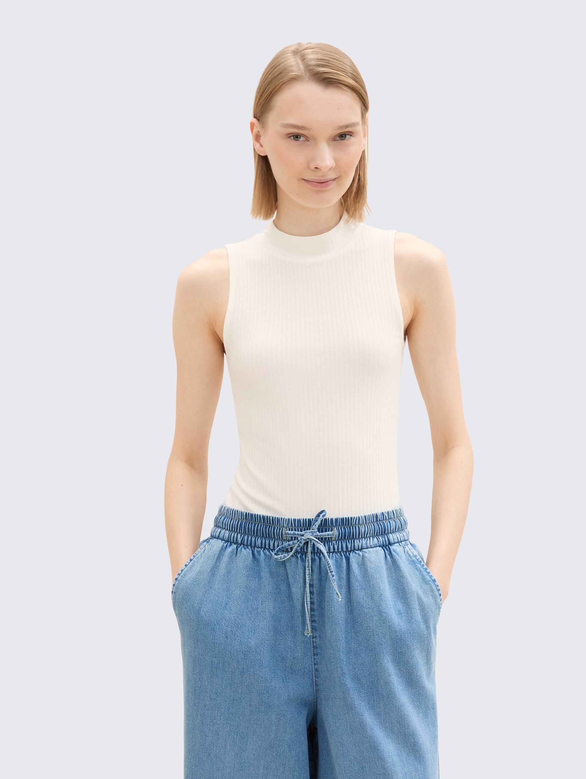 Ripp Top mit Stehkragen - off white - Ausschnitt Model-Vorderansicht