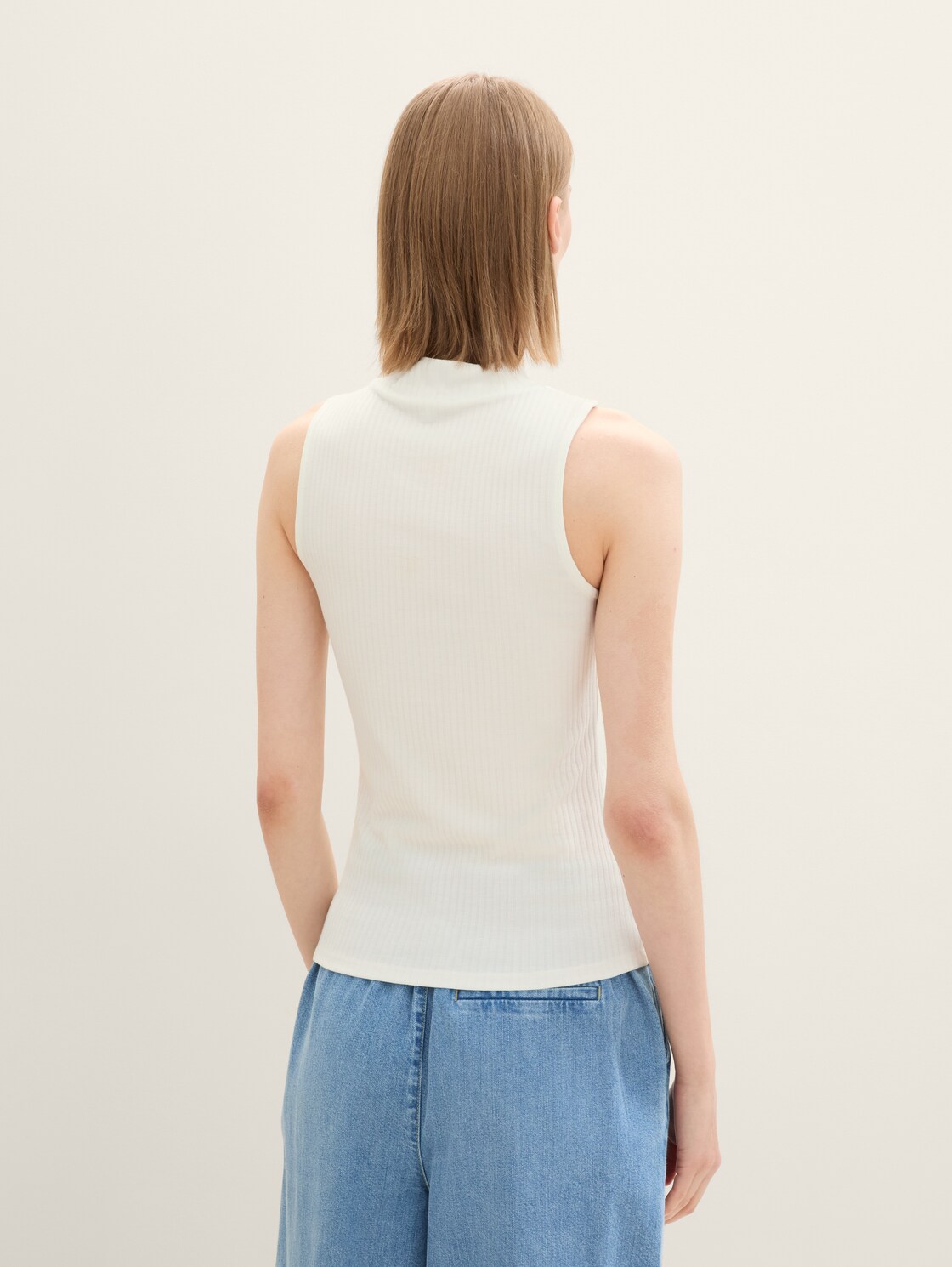 Ripp Top mit Stehkragen - off white - Auschnitt Model-Rückansicht