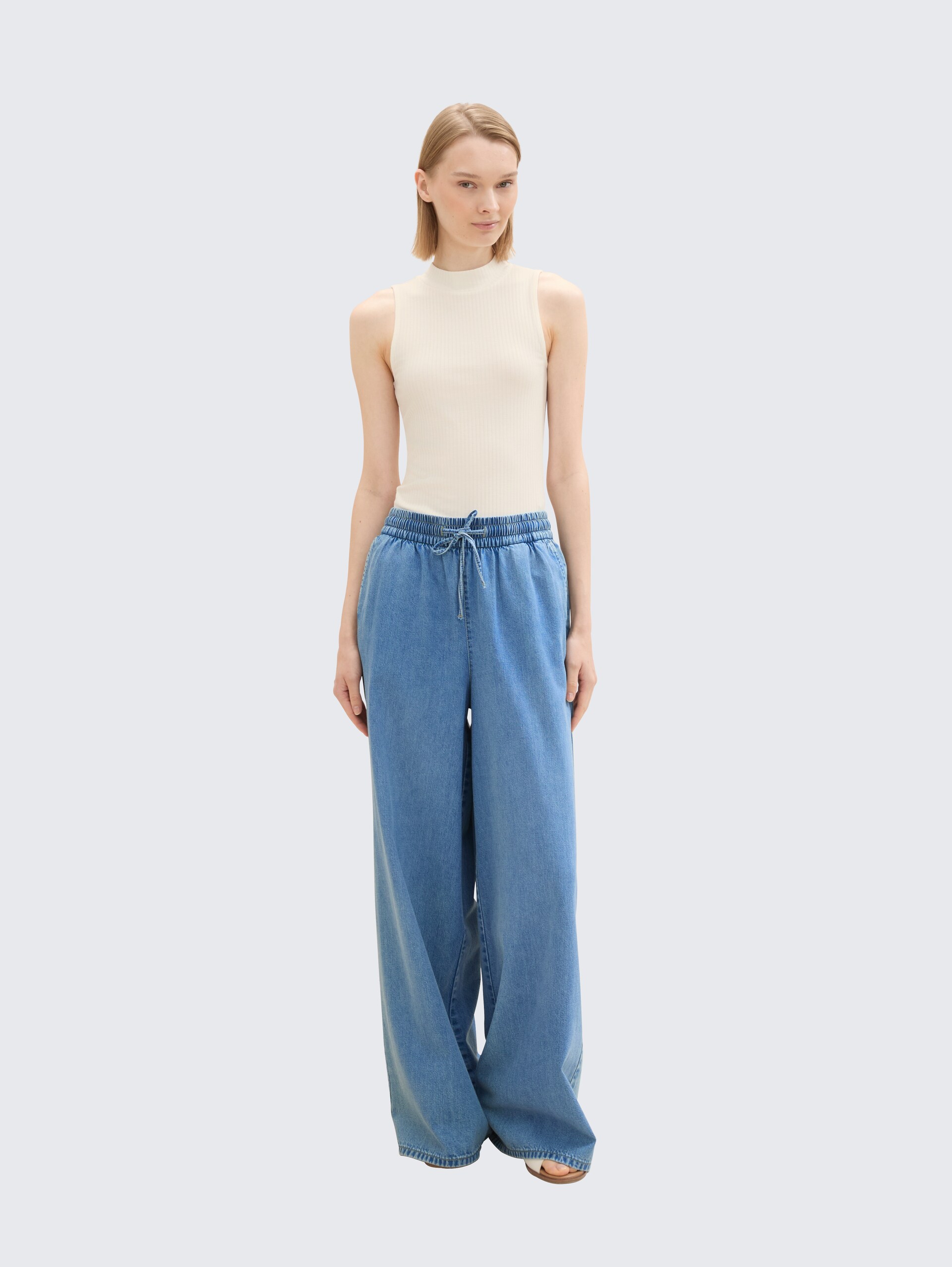 Ripp Top mit Stehkragen - off white - Model-Vorderansicht