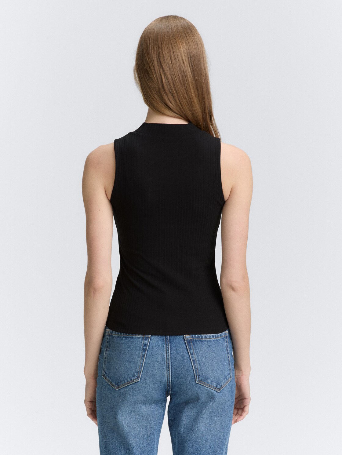 Ripp Top mit Stehkragen - deep black - Auschnitt Model-Rückansicht