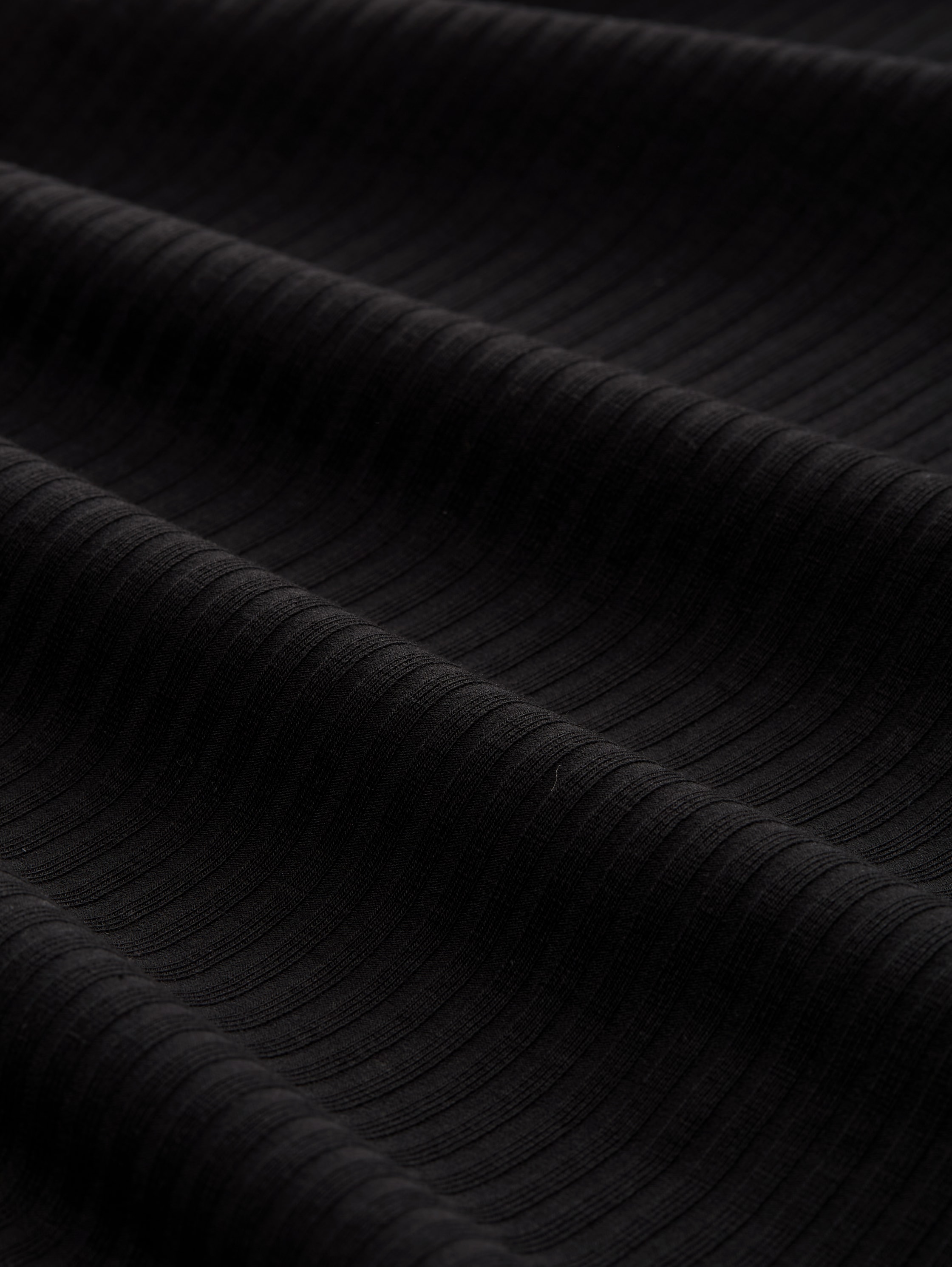 Ripp Top mit Stehkragen - deep black - Material-Ansicht