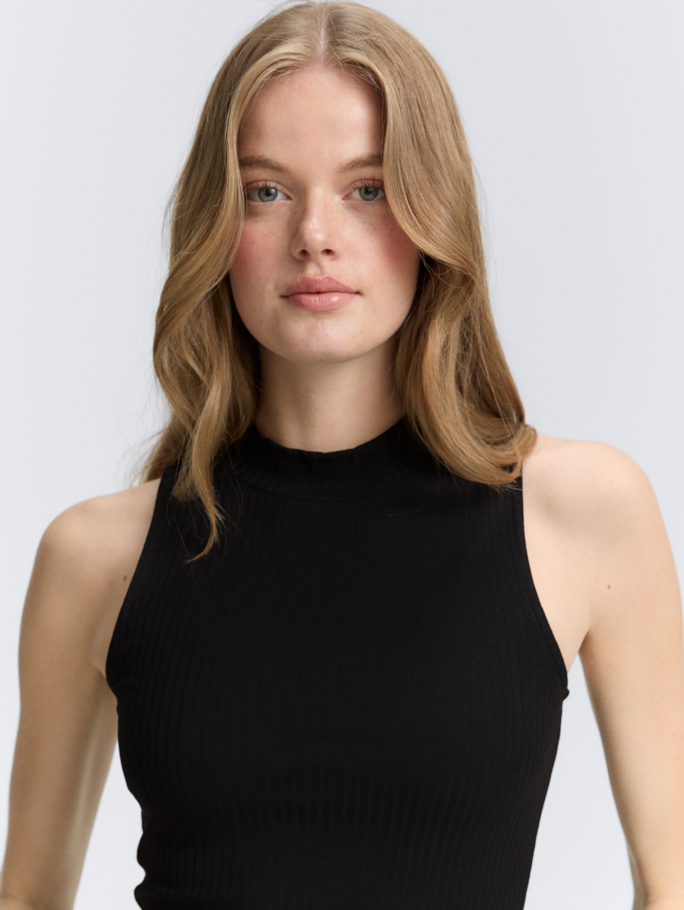 Ripp Top mit Stehkragen - deep black - Detail-Model-Ansicht