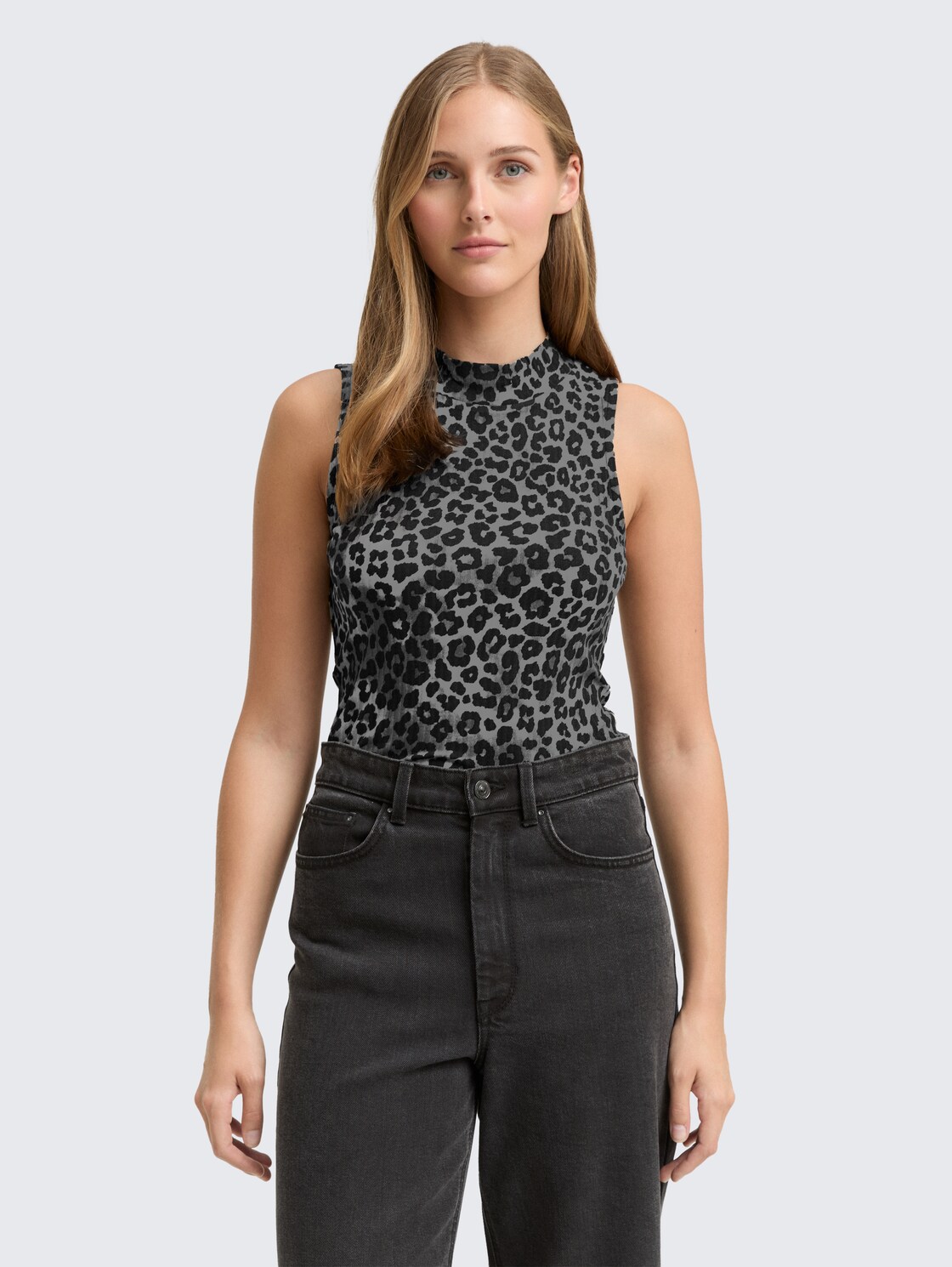 Ripp Top mit Stehkragen - dark grey black leo - Ausschnitt Model-Vorderansicht