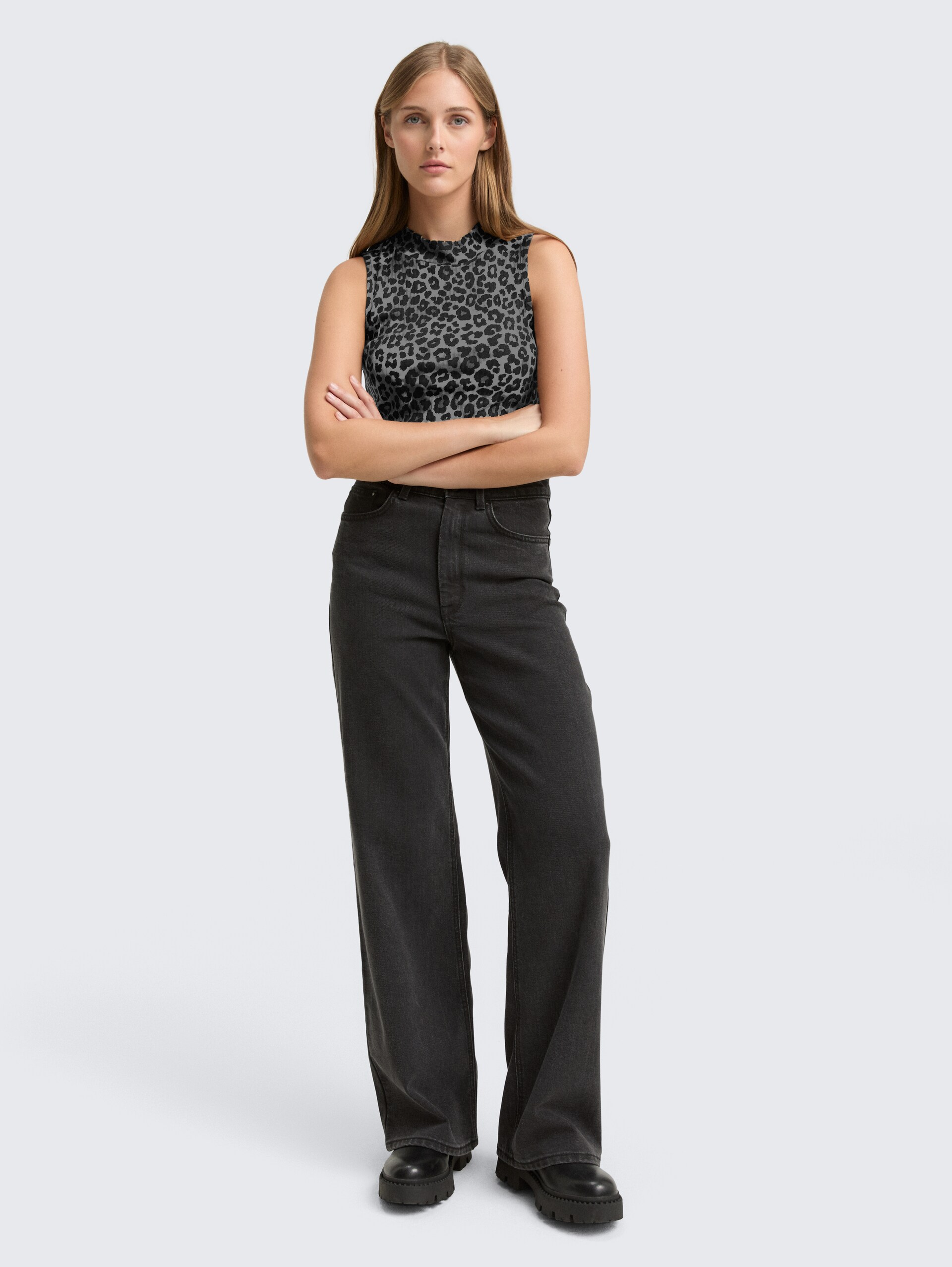Ripp Top mit Stehkragen - dark grey black leo - Model-Vorderansicht