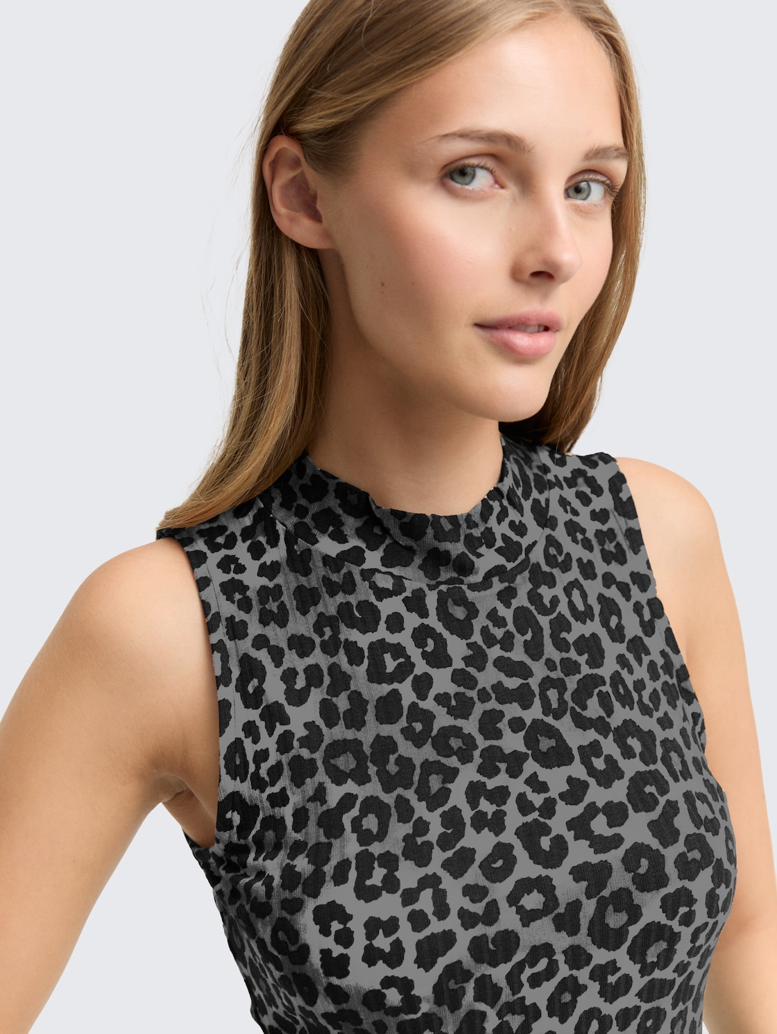 Ripp Top mit Stehkragen - dark grey black leo - Detail-Model-Ansicht