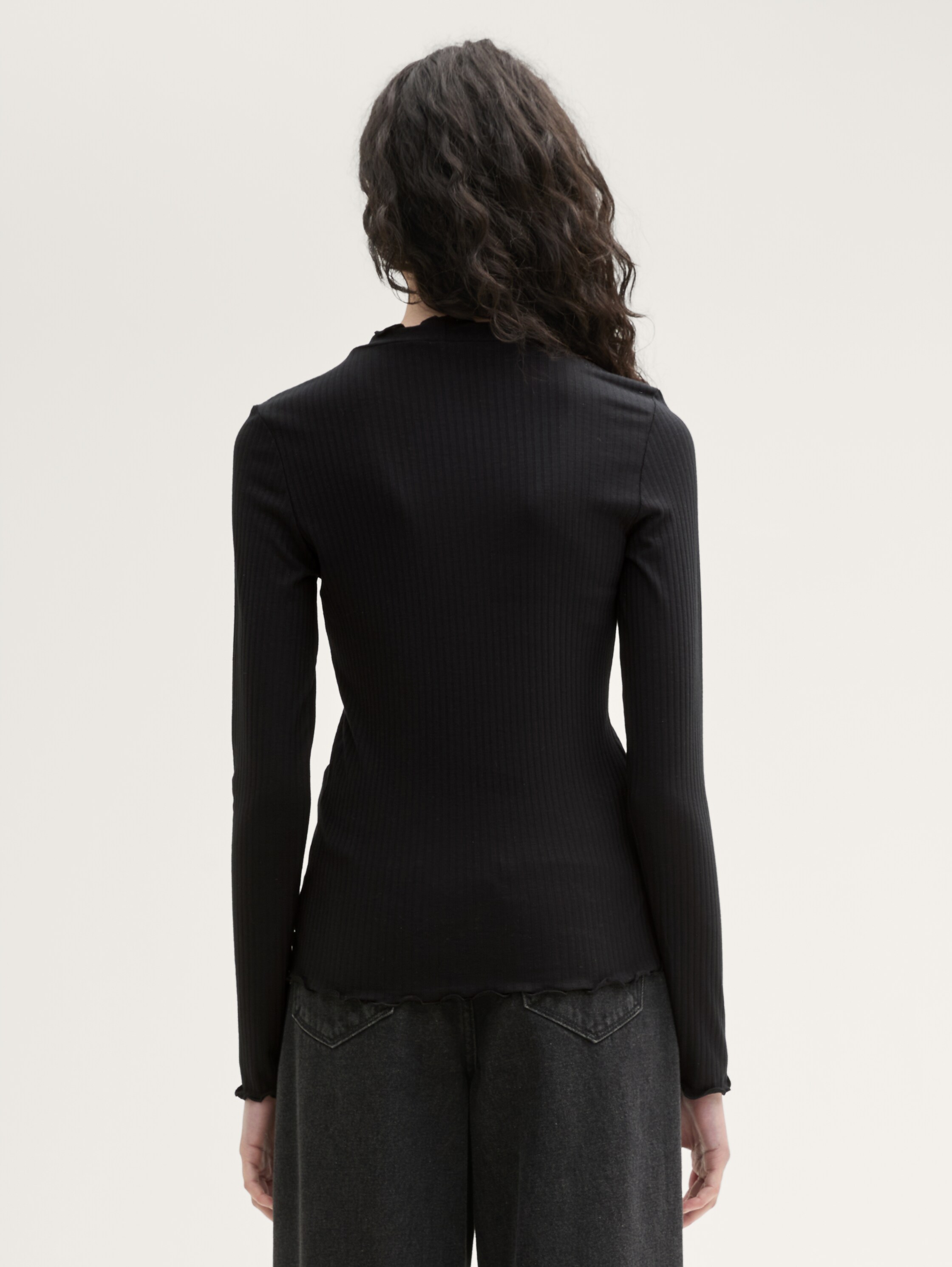 Langarmshirt mit Rippstruktur - deep black - Auschnitt Model-Rückansicht