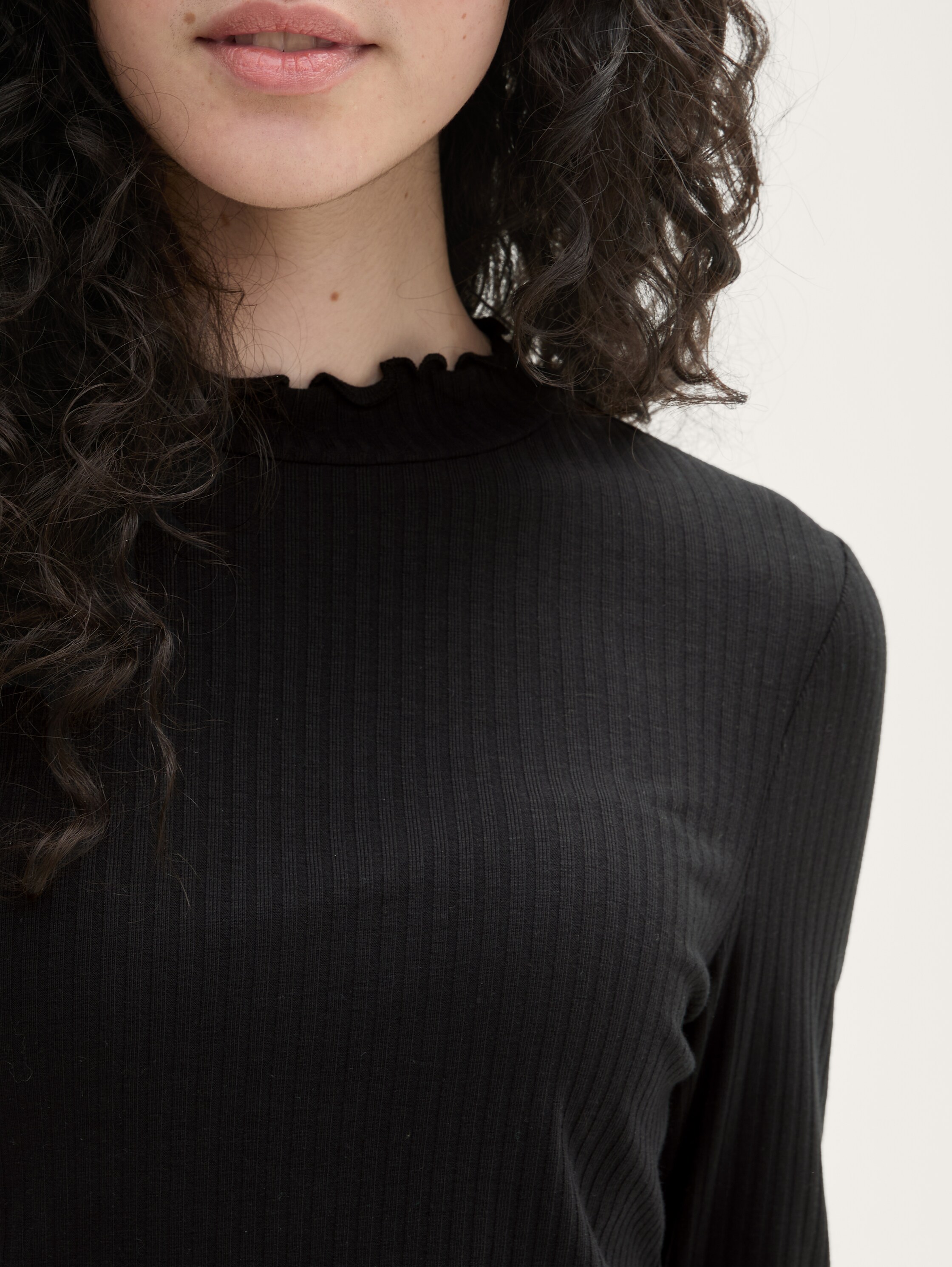 Langarmshirt mit Rippstruktur - deep black - Detail-Model-Ansicht