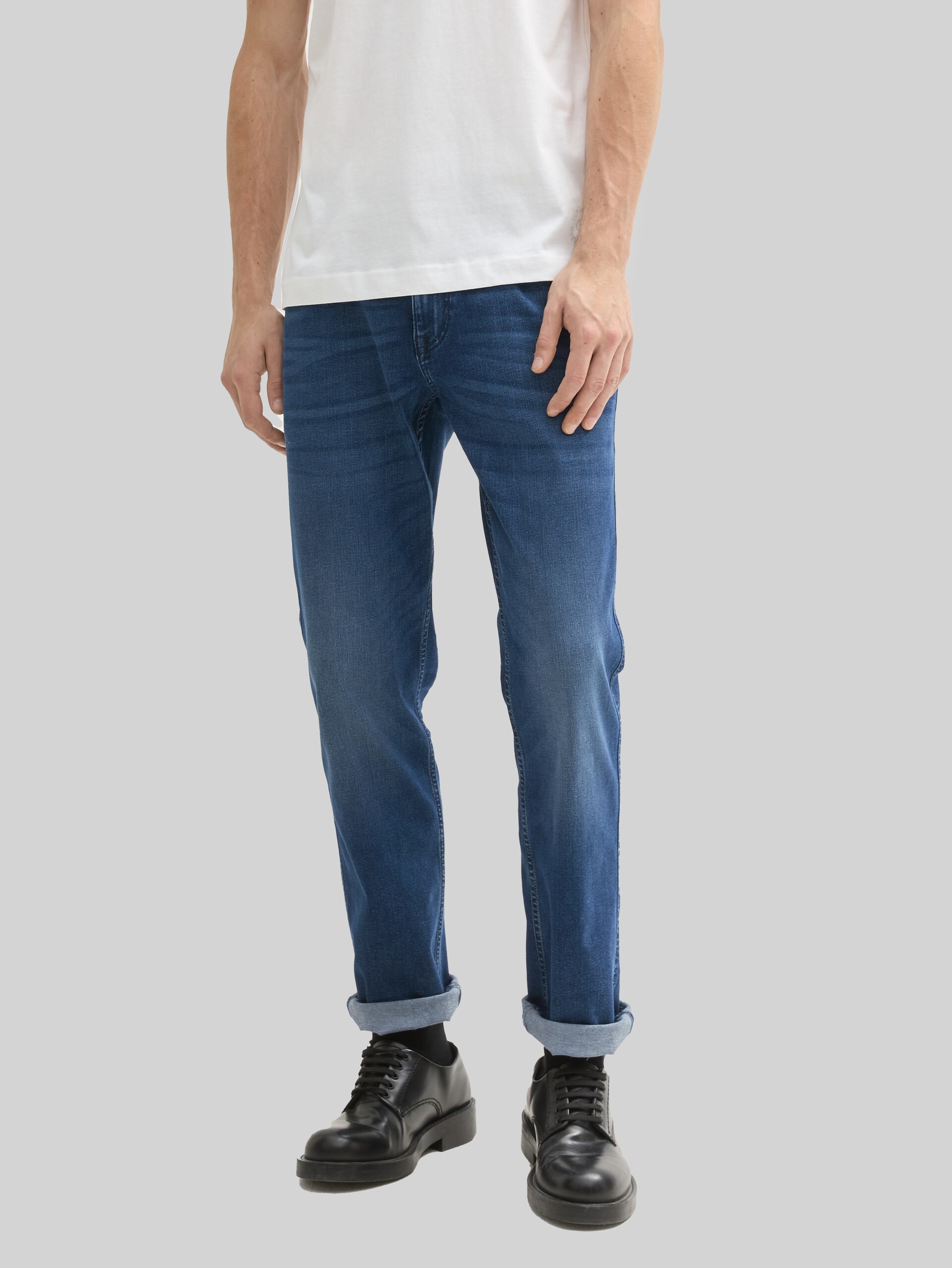 TTMARVIN STRAIGHT jeans - Used Dark Stone Blue Denim - Neckline model front view