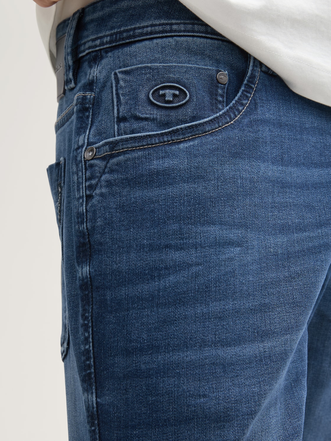 TTMARVIN STRAIGHT Jeans - Used Dark Stone Blue Denim - Detail-Model-Ansicht