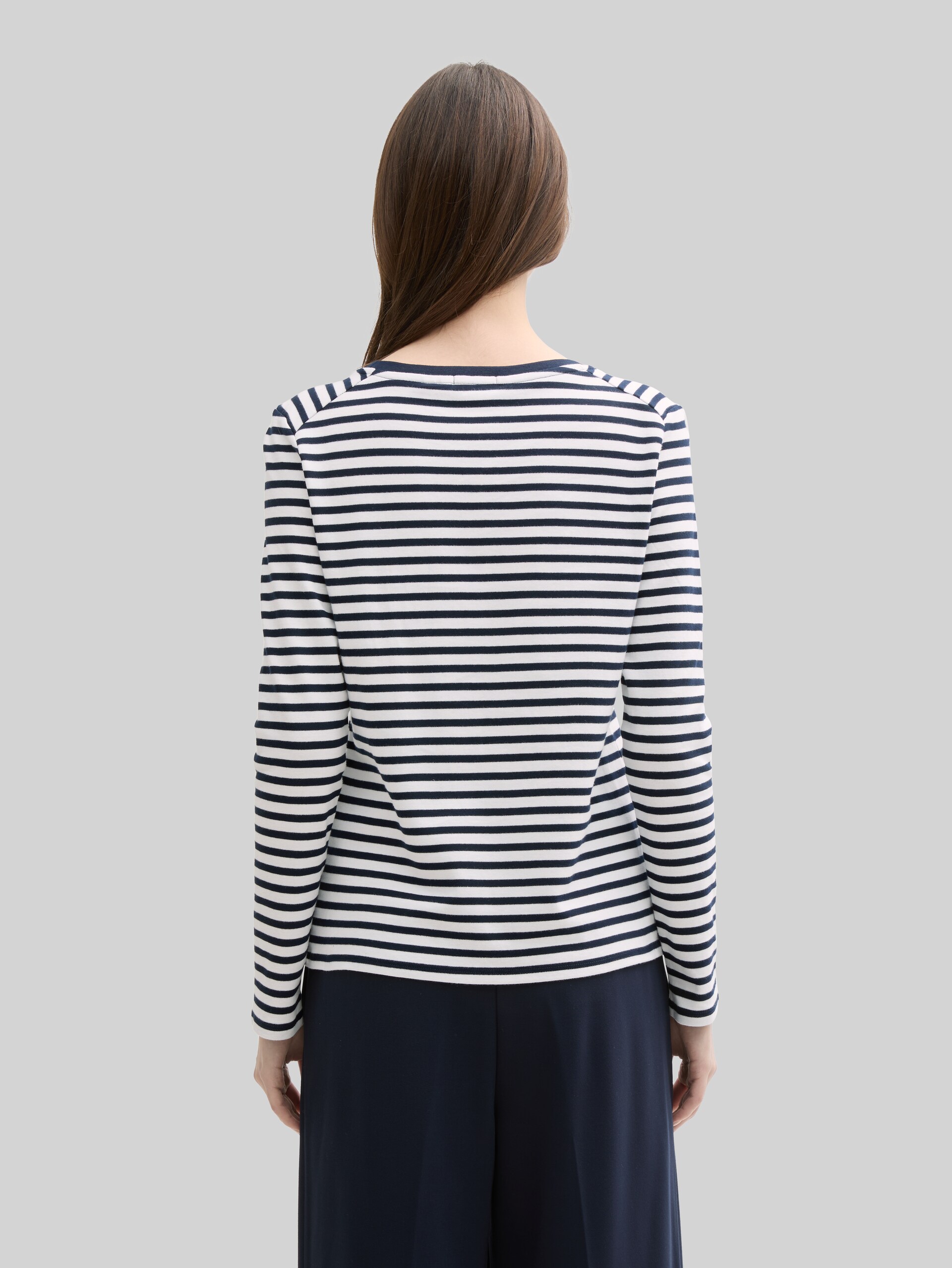 Long-sleeved shirt with striped pattern - navy white stripe - Neckline model-back view