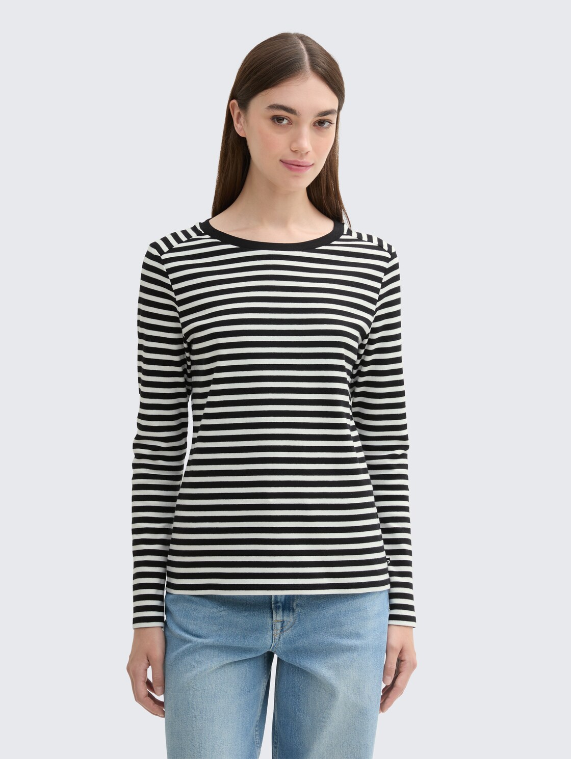 Langarmshirt mit Streifenmuster - black white stripe - Ausschnitt Model-Vorderansicht