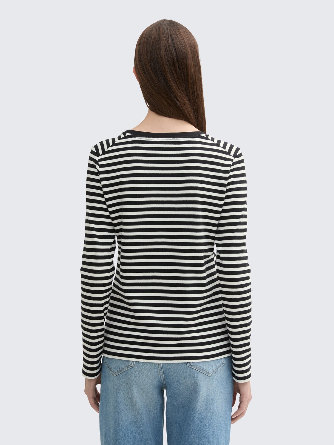 Langarmshirt mit Streifenmuster - black white stripe - Auschnitt Model-Rückansicht
