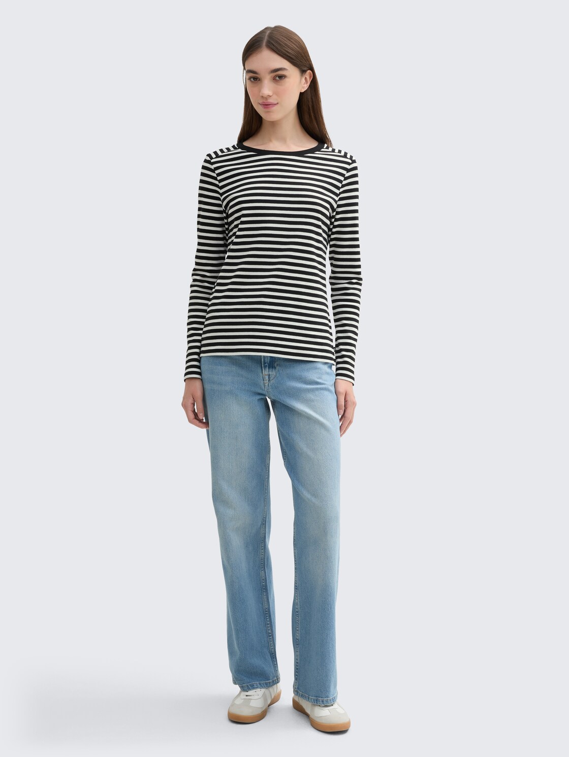 Langarmshirt mit Streifenmuster - black white stripe - Model-Vorderansicht