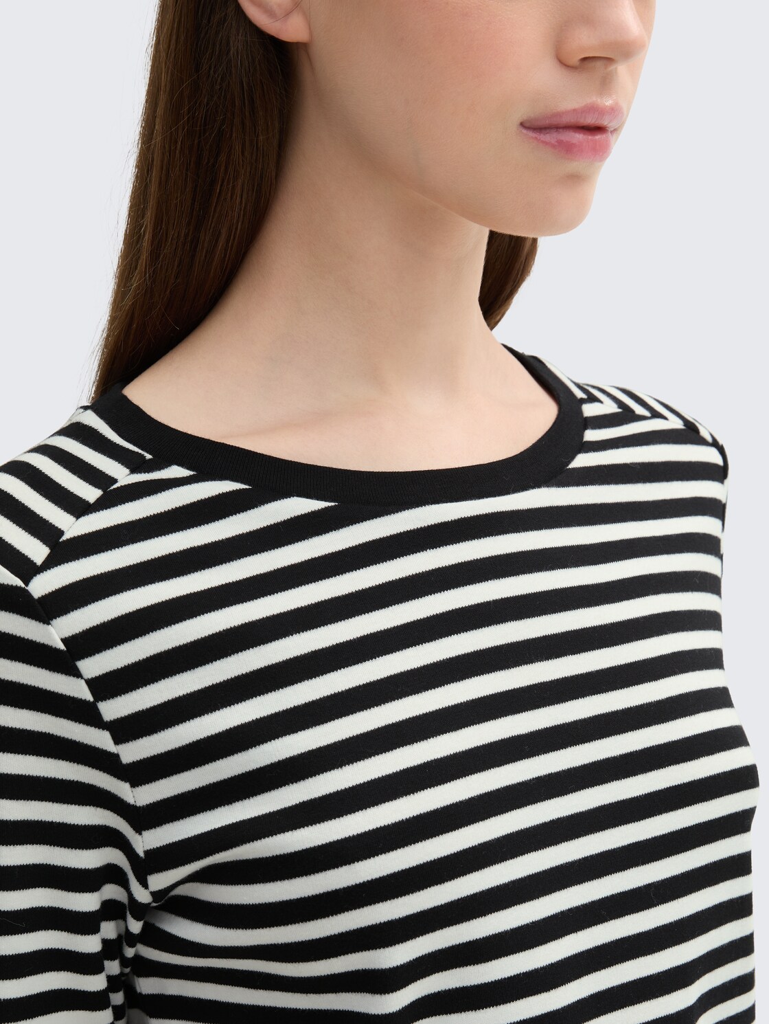 Langarmshirt mit Streifenmuster - black white stripe - Detail-Model-Ansicht