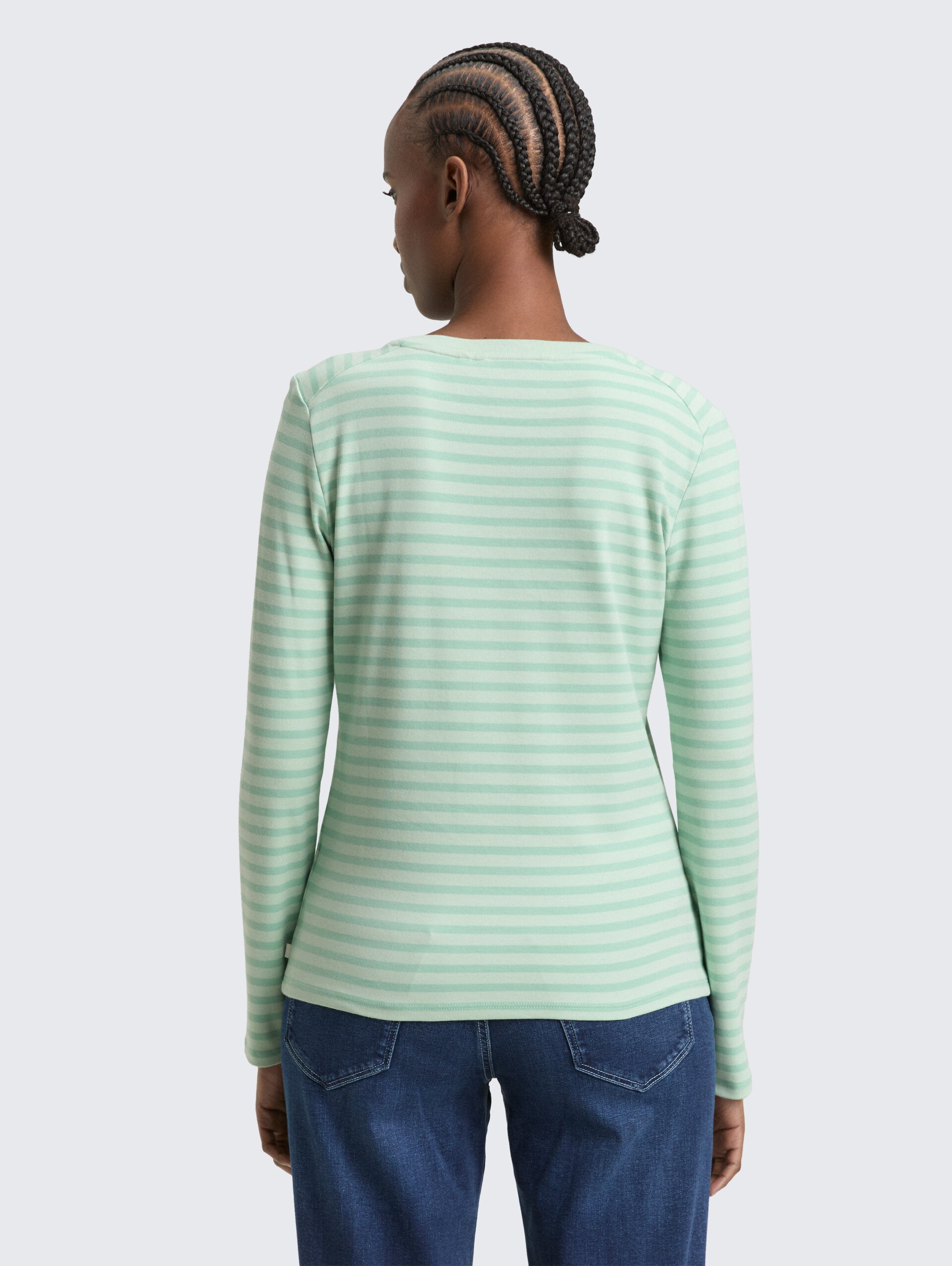 Langarmshirt mit Streifenmuster - tonal matcha green stripe - Auschnitt Model-Rückansicht