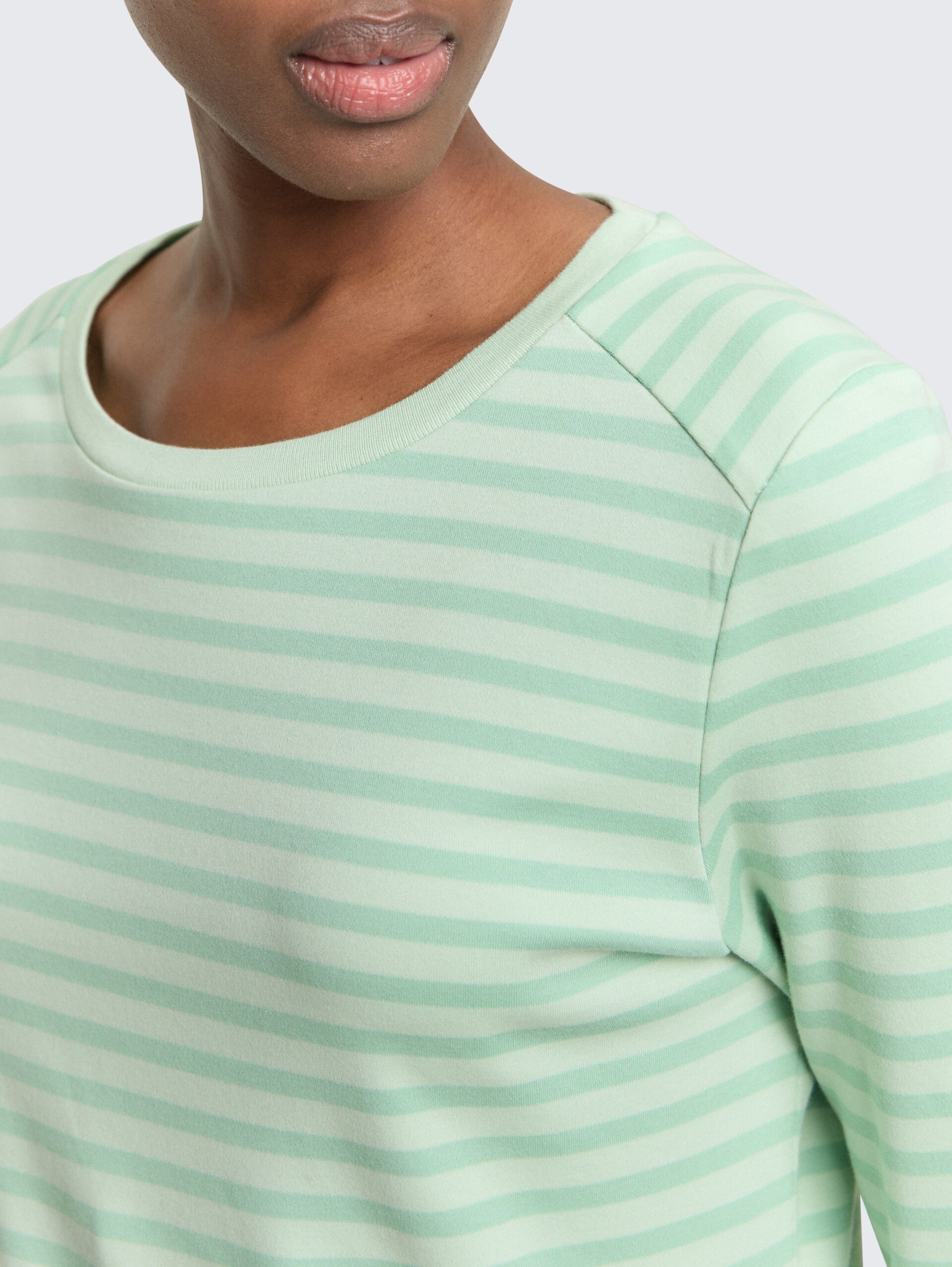 Langarmshirt mit Streifenmuster - tonal matcha green stripe - Detail-Model-Ansicht