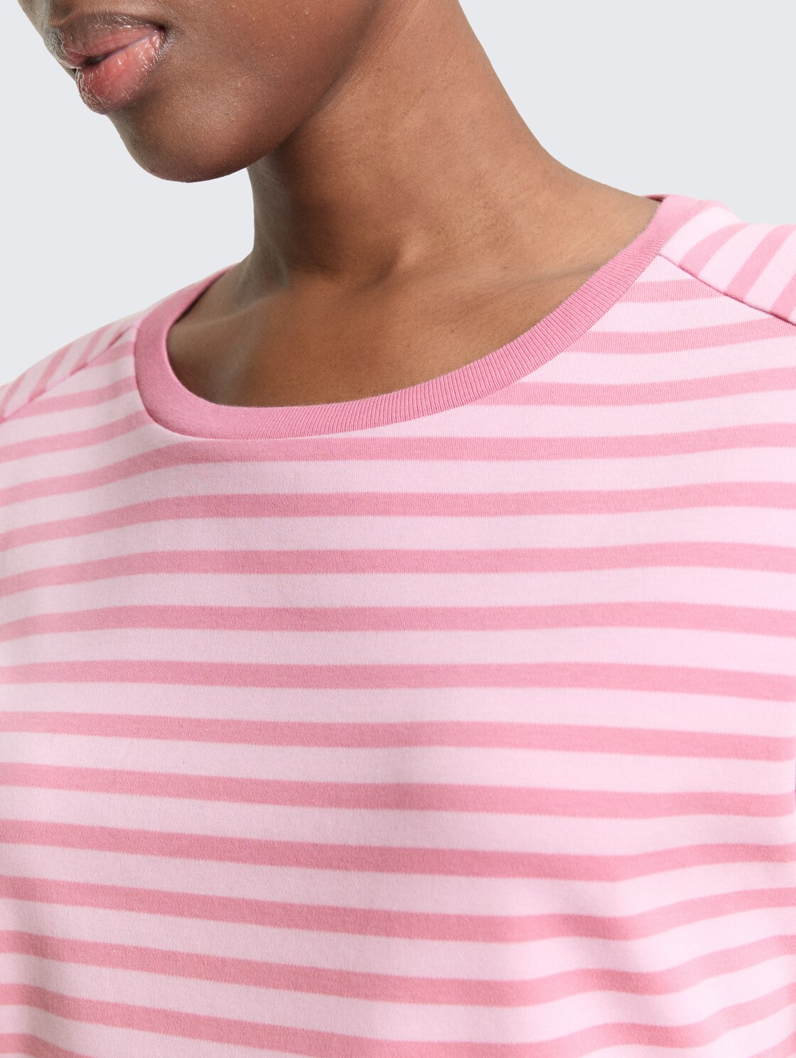 Langarmshirt mit Streifenmuster - tonal blush rose stripe - Detail-Model-Ansicht