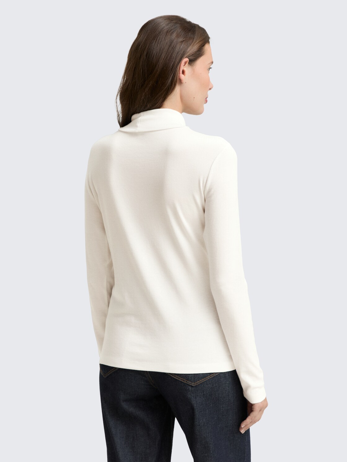 Langarmshirt mit Rollkragen - Whisper White - Auschnitt Model-Rückansicht