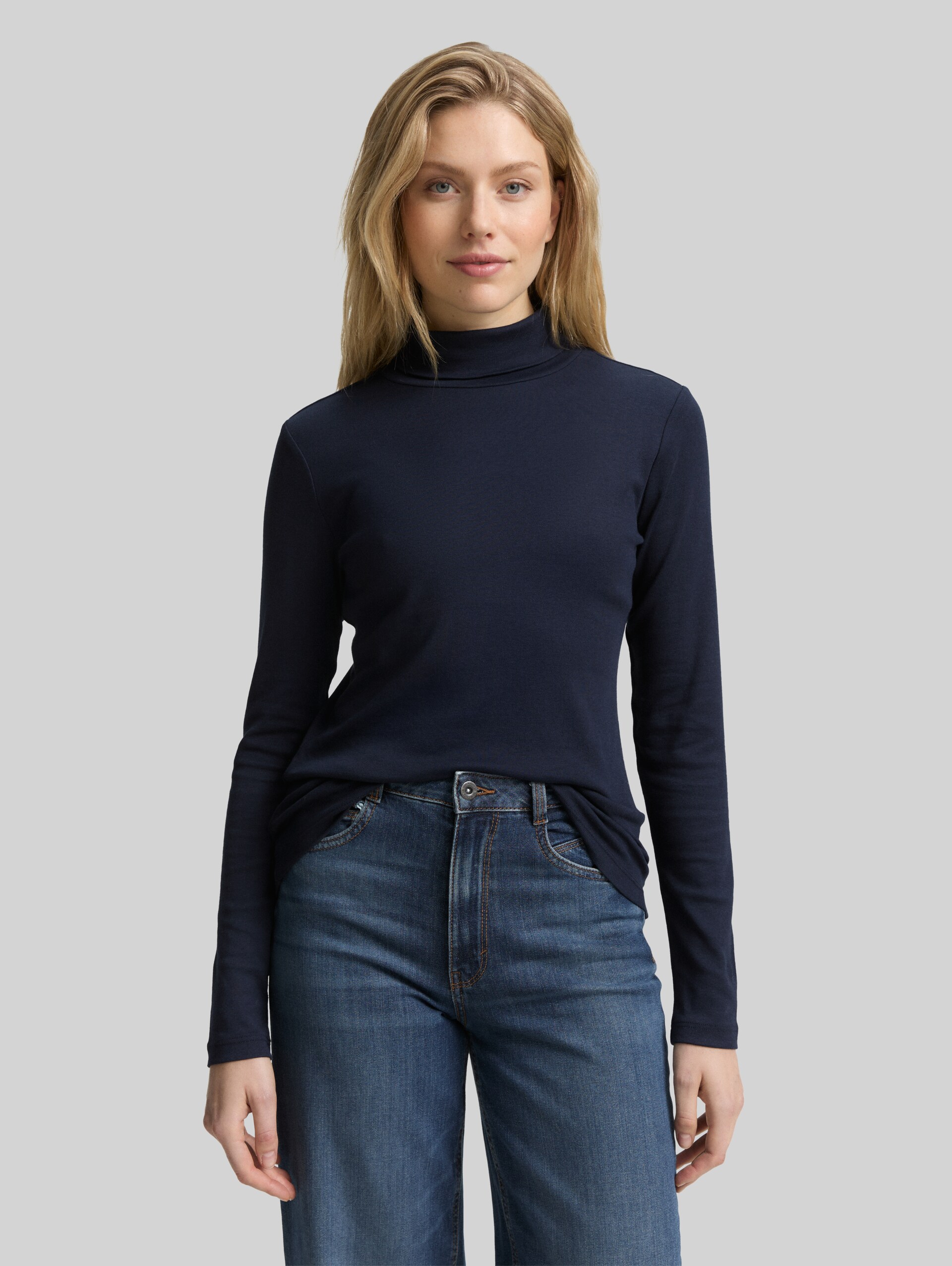 Langarmshirt mit Rollkragen - Lunar Eclipse - Ausschnitt Model-Vorderansicht