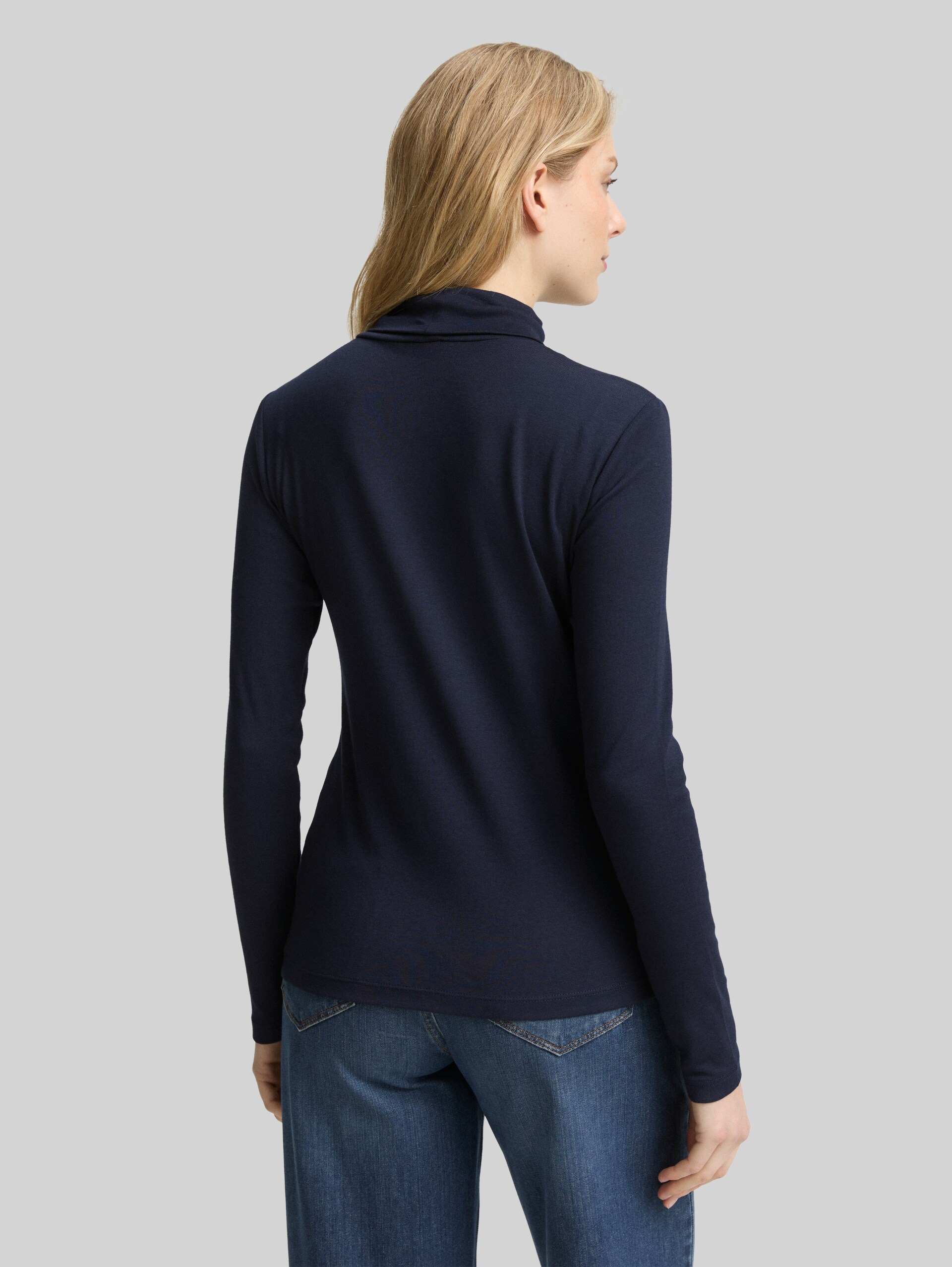 Langarmshirt mit Rollkragen - Lunar Eclipse - Auschnitt Model-Rückansicht