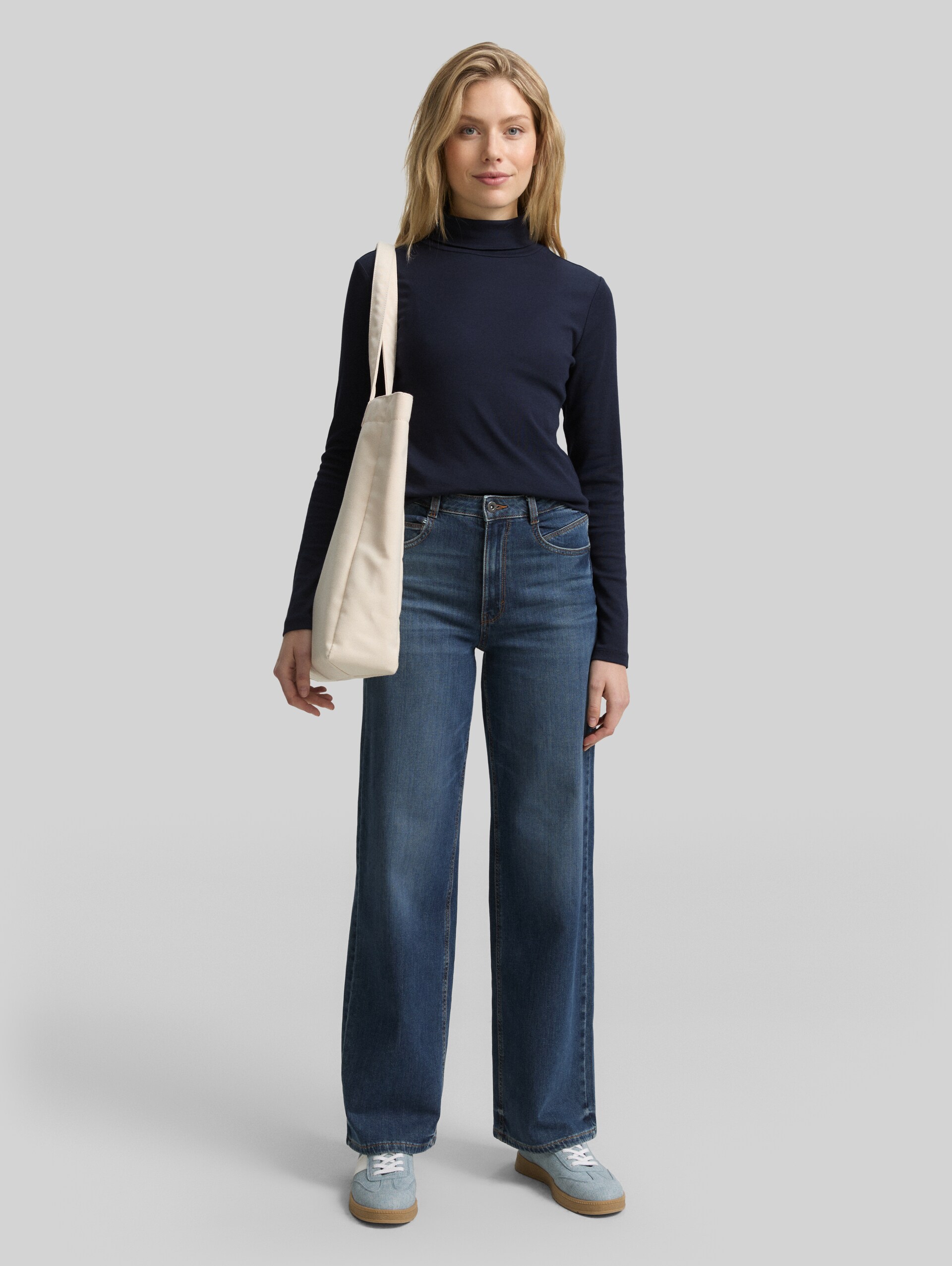 Langarmshirt mit Rollkragen - Lunar Eclipse - Model-Vorderansicht