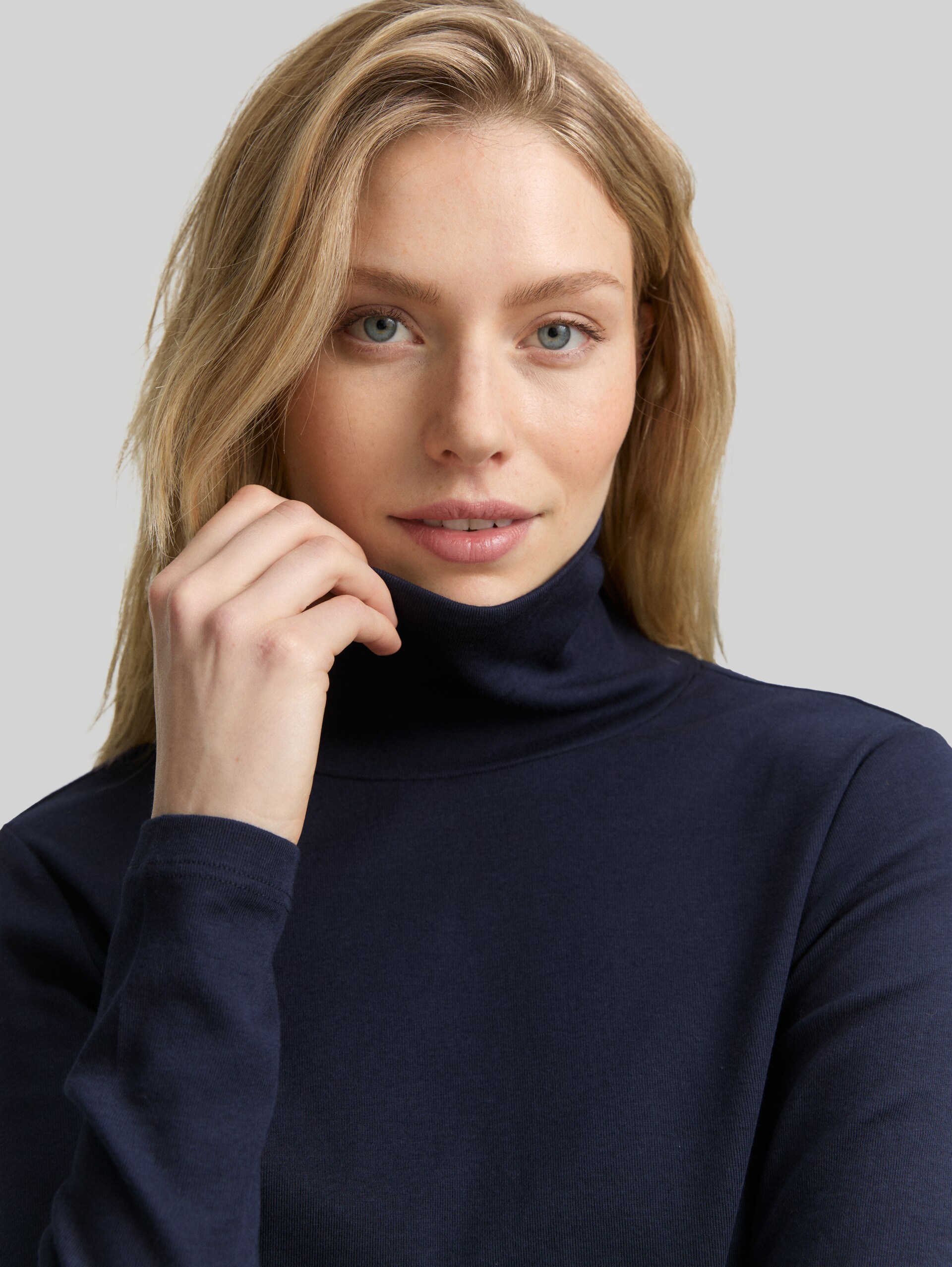 Langarmshirt mit Rollkragen - Lunar Eclipse - Detail-Model-Ansicht