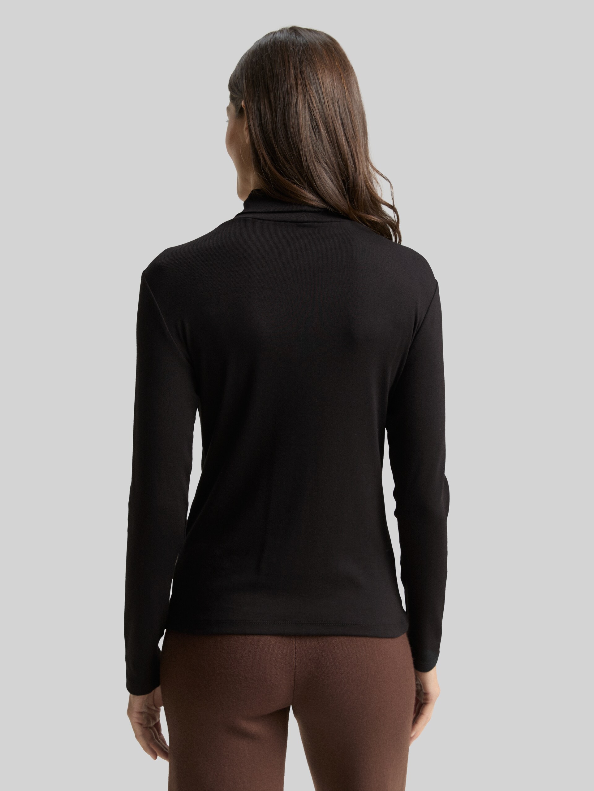 Long-sleeved shirt with turtleneck - deep black - Neckline model-back view
