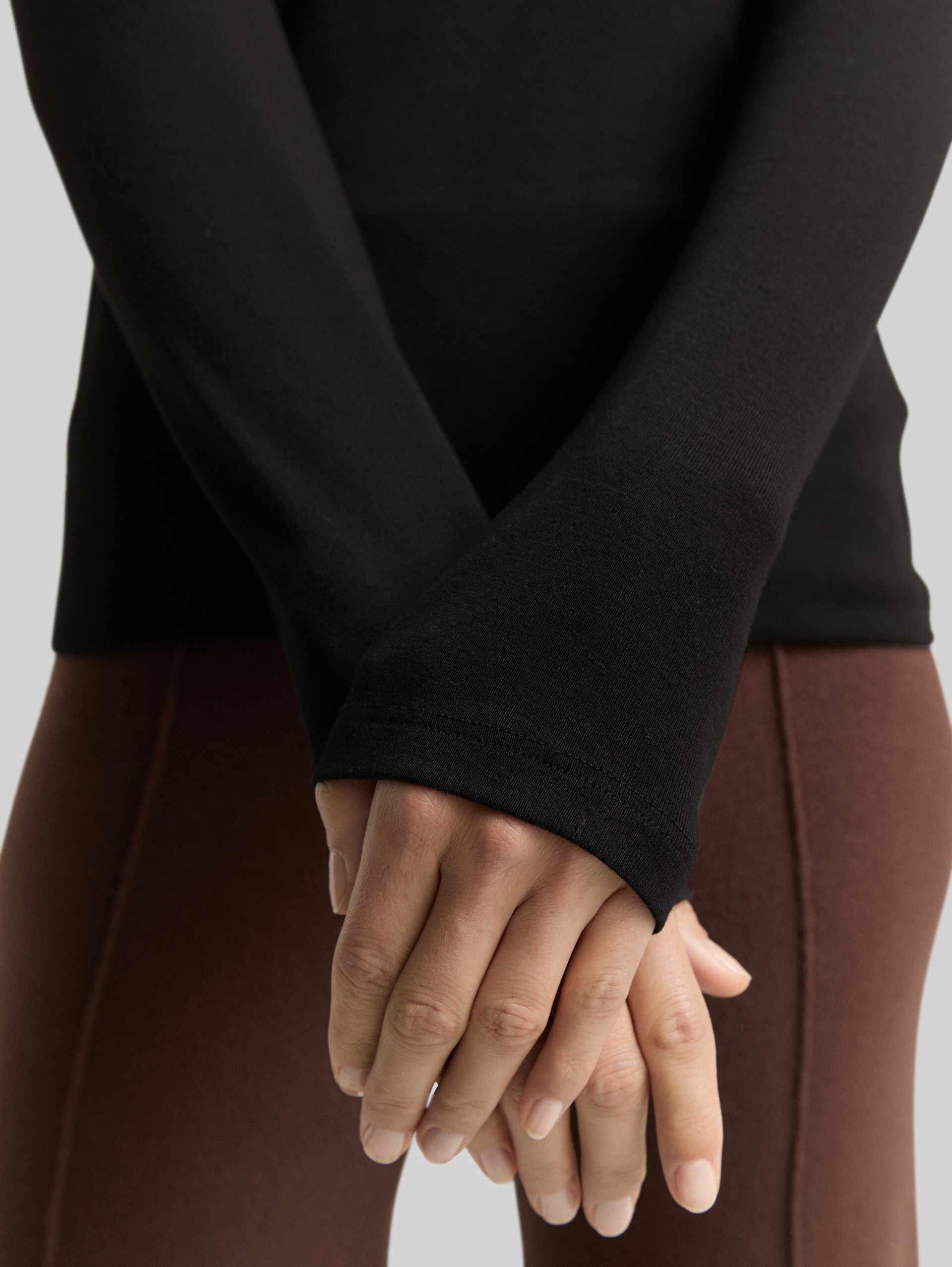 Long-sleeved shirt with turtleneck - deep black - Detail model view