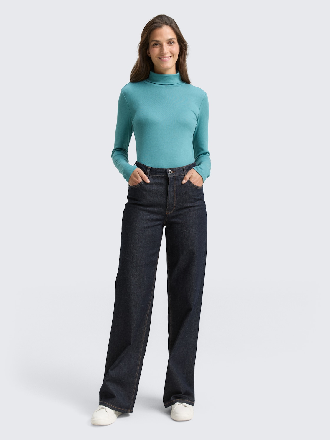 Langarmshirt mit Rollkragen - tropical teal - Model-Vorderansicht