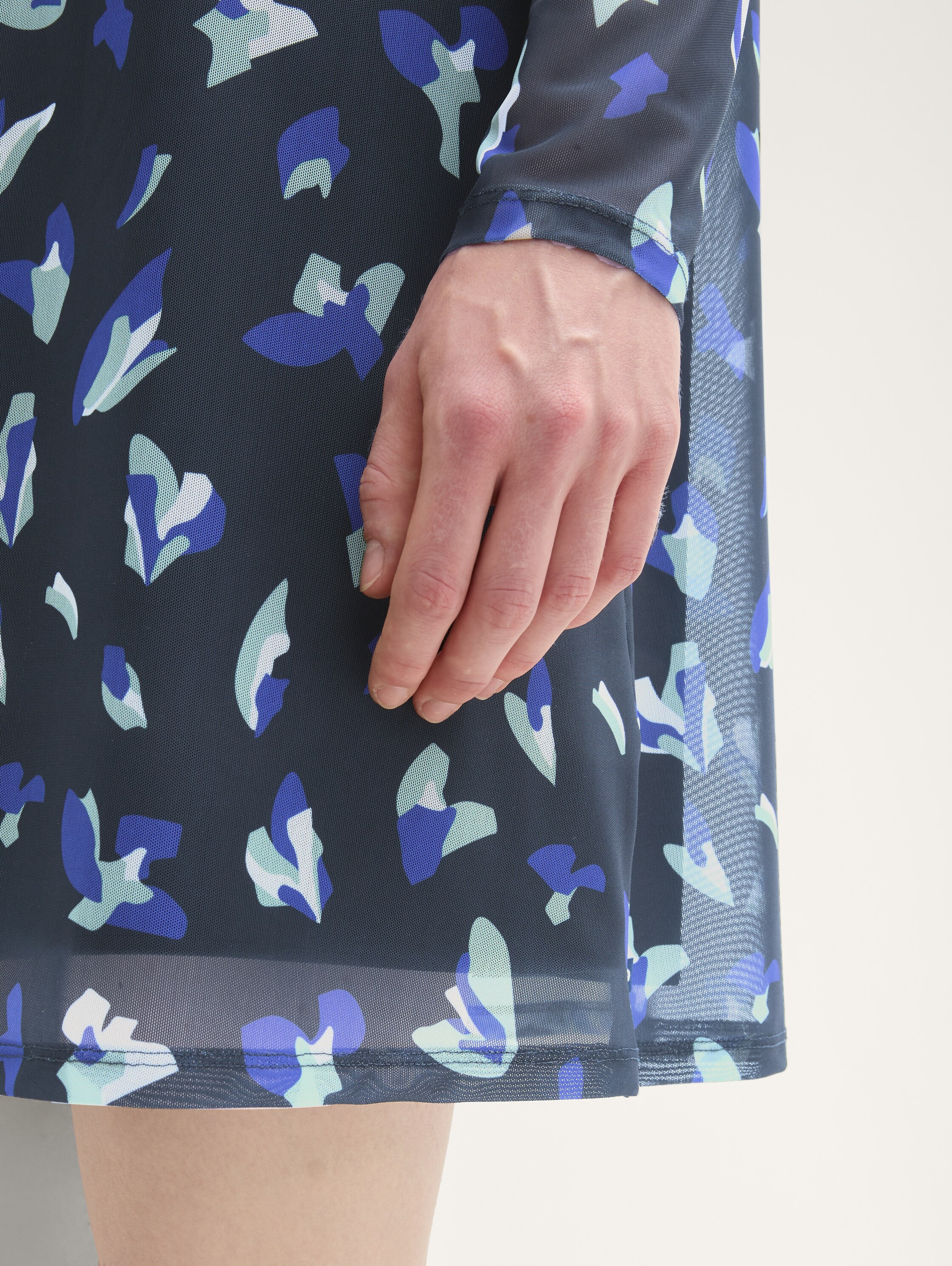 Minijurk van gaas met patroon - abstract_navy_floral_print - 