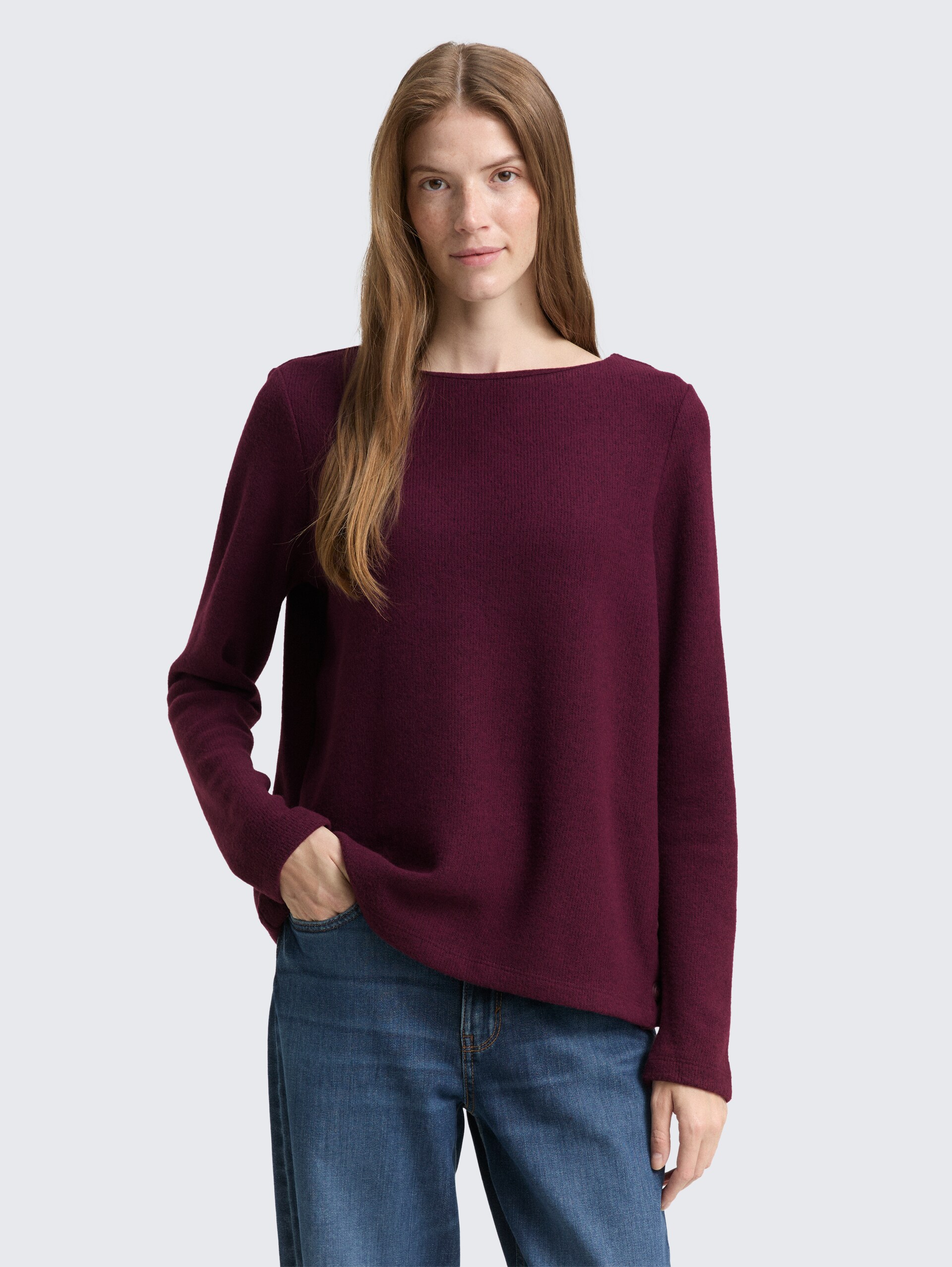 Soft-Touch Sweatshirt mit Knopf-Details - Dark Red Mélange - Ausschnitt Model-Vorderansicht