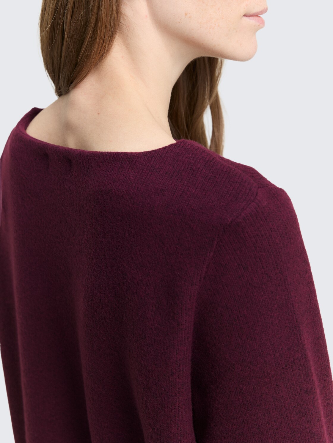 Soft-Touch Sweatshirt mit Knopf-Details - Dark Red Mélange - Detail-Model-Ansicht