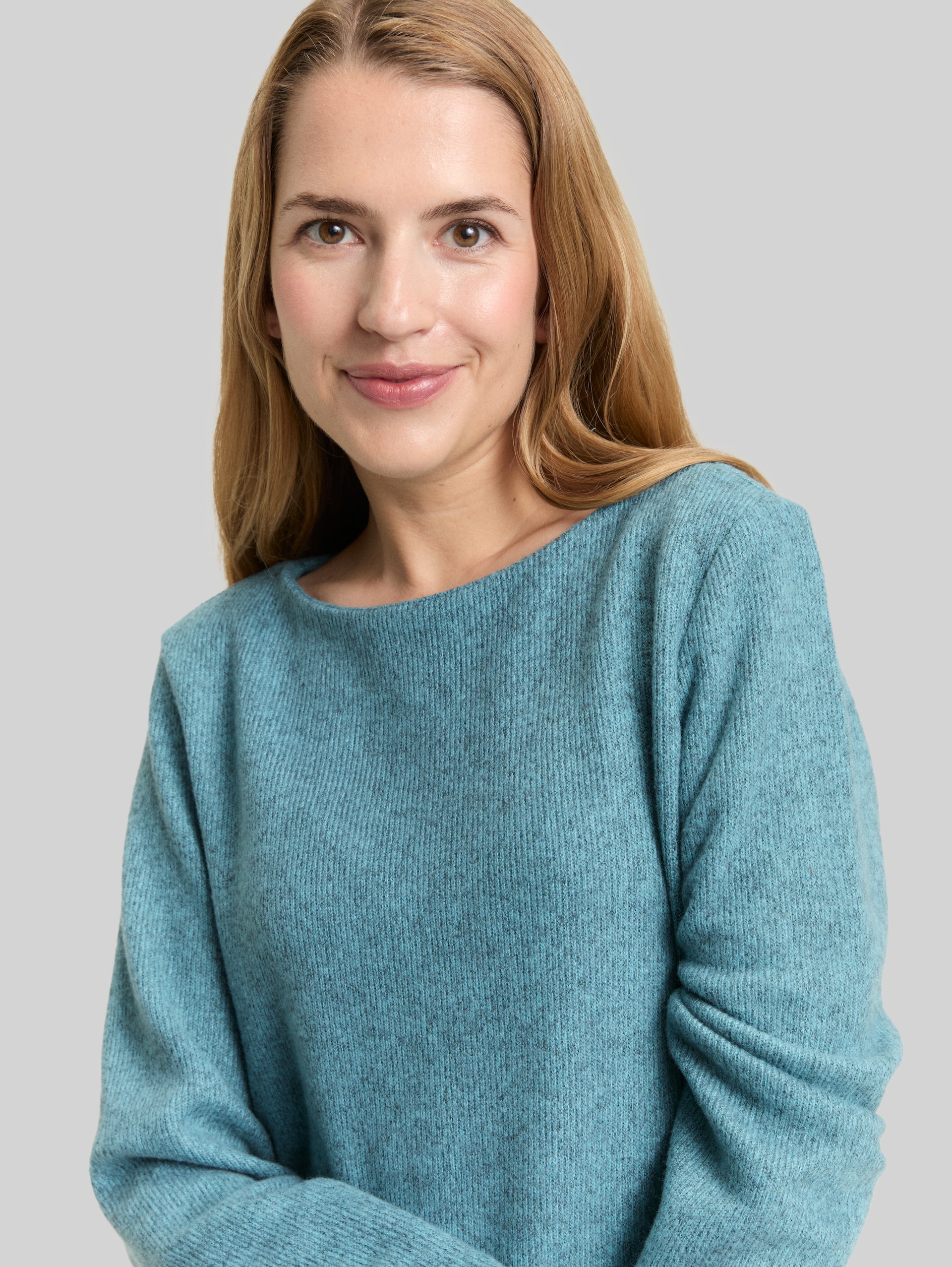 Soft-touch sweatshirt with button details - tropical teal melange - Detail model view