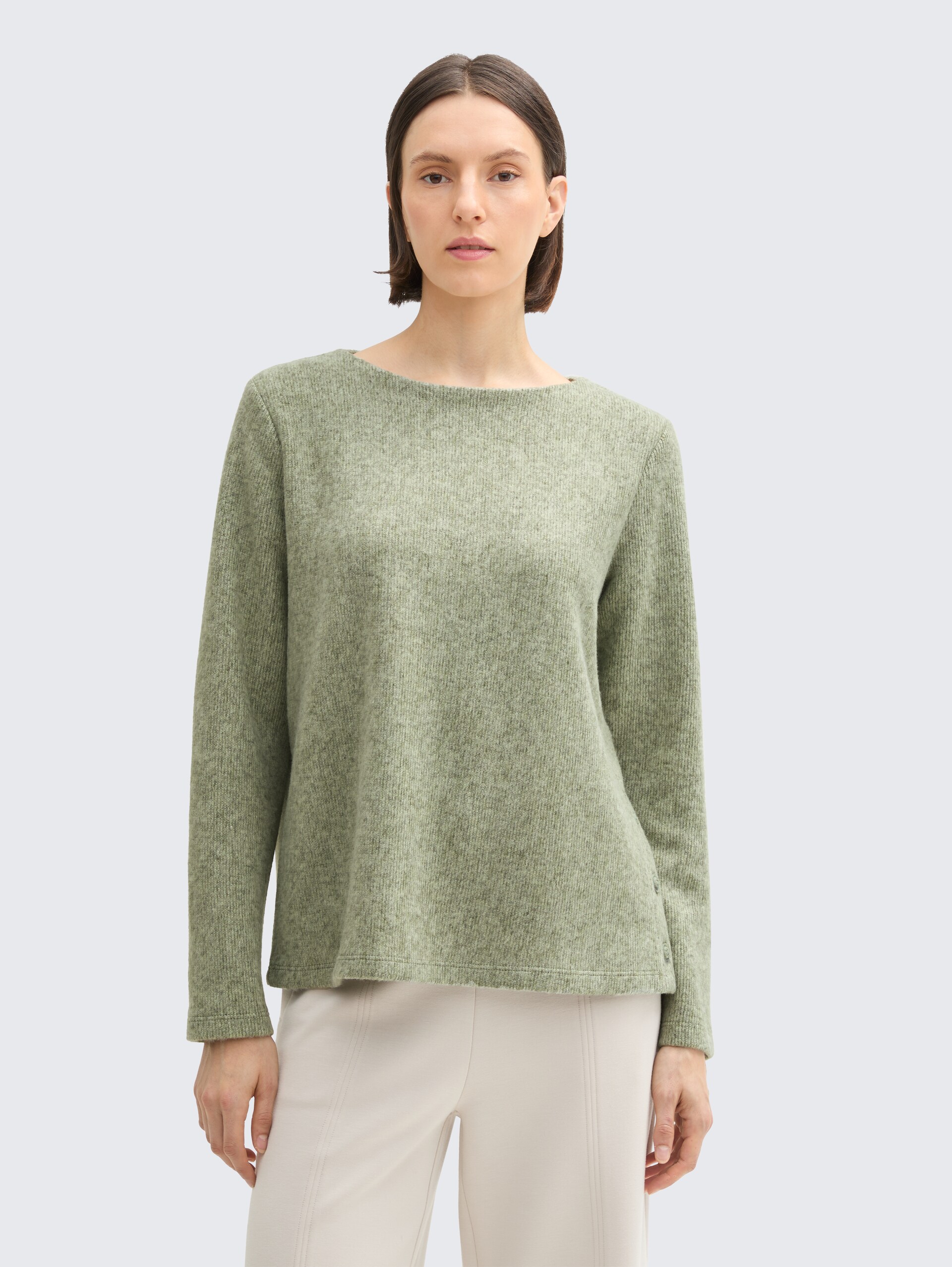 Soft-Touch Sweatshirt mit Knopf-Details - pure sage melange - Ausschnitt Model-Vorderansicht
