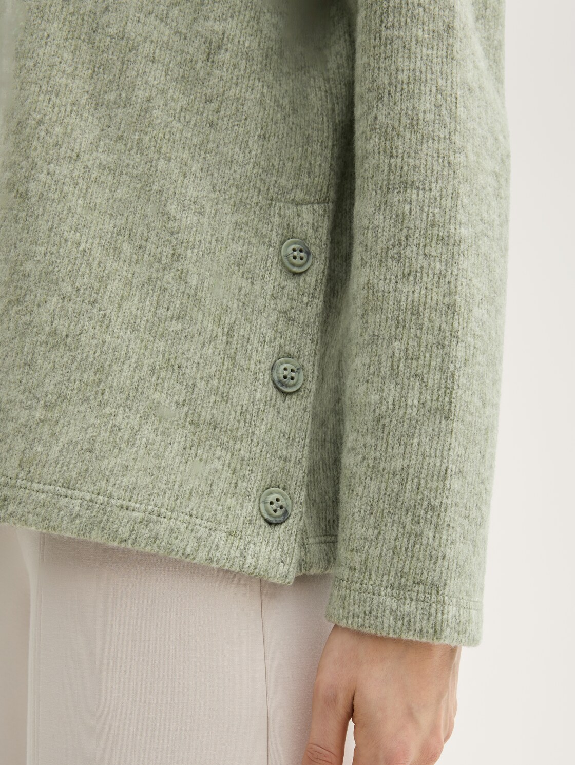Soft-Touch Sweatshirt mit Knopf-Details - pure sage melange - Detail-Model-Ansicht