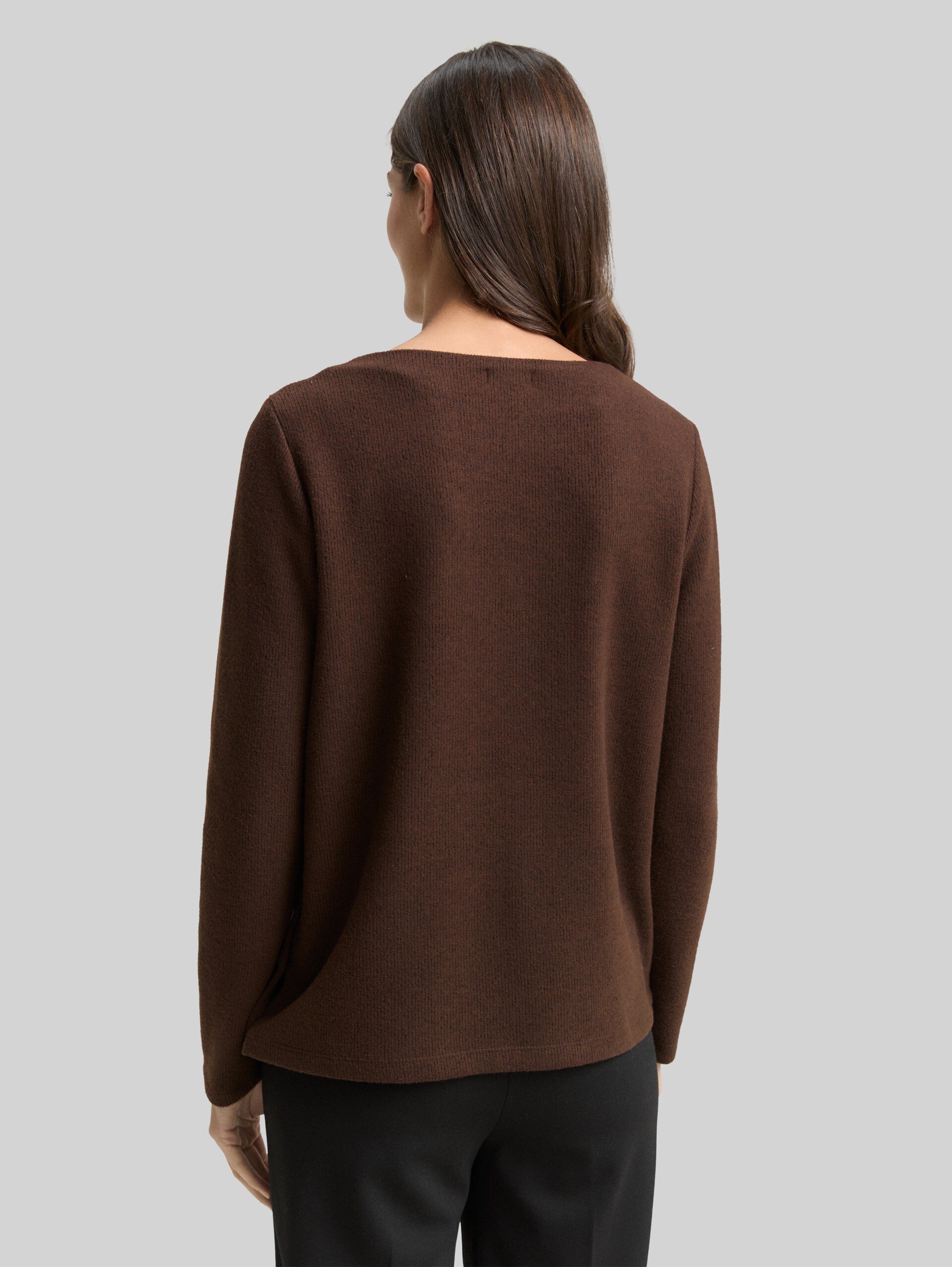 Soft-touch sweatshirt with button details - dark pecan brown melange - Neckline model-back view